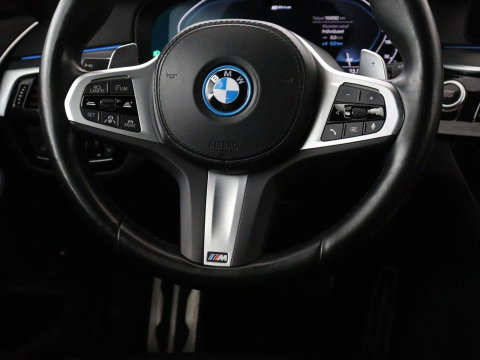 BMW 5 Serie Touring 530e xDrive M Sport | SOH 89,9% | Panoramadak | Head-Up | Full LED | Trekhaak | Carplay | Bluetooth | Navigatie | Sfeerverlichting | Stoelverwarming | Achteruitrij camera | Adaptive cruise control | Climate control