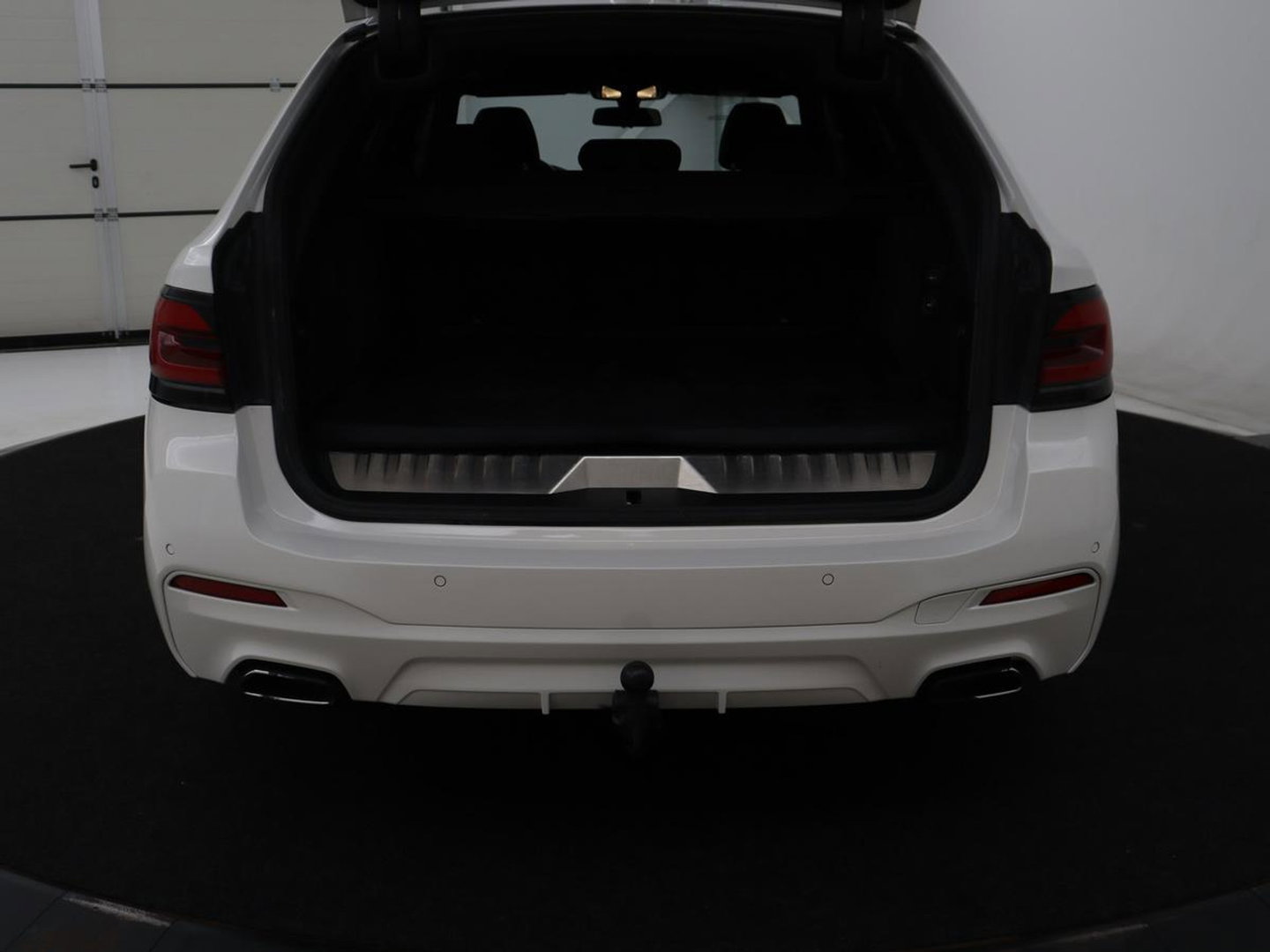 BMW 5 Serie Touring 530e xDrive M Sport | SOH 89,9% | Panoramadak | Head-Up | Full LED | Trekhaak | Carplay | Bluetooth | Navigatie | Sfeerverlichting | Stoelverwarming | Achteruitrij camera | Adaptive cruise control | Climate control