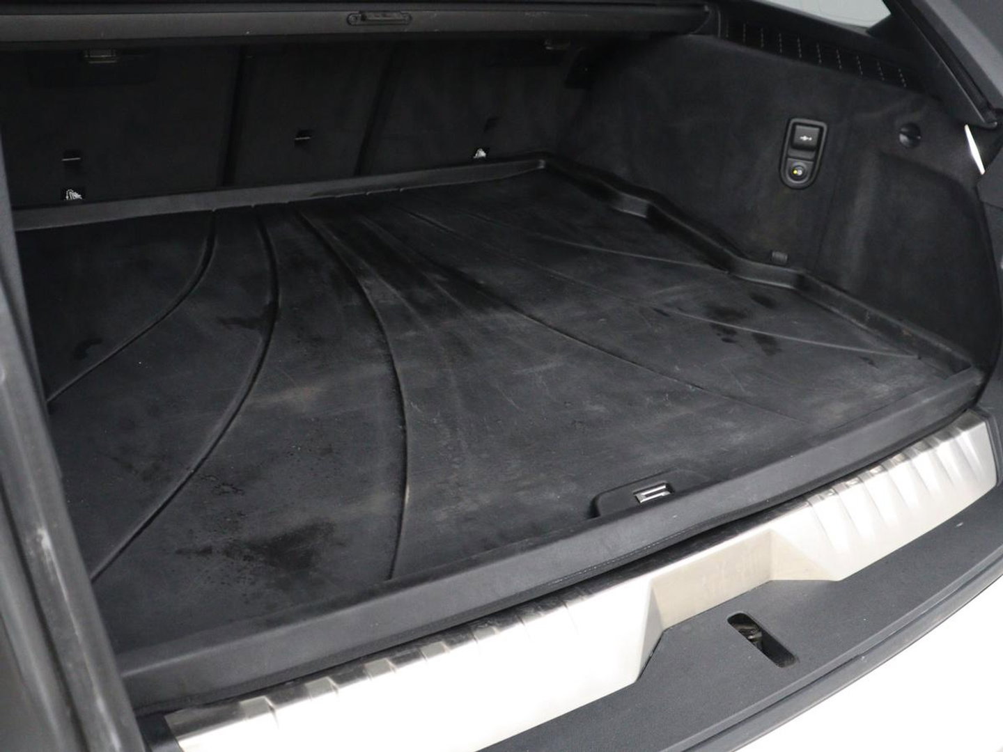 BMW 5 Serie Touring 530e xDrive M Sport | SOH 89,9% | Panoramadak | Head-Up | Full LED | Trekhaak | Carplay | Bluetooth | Navigatie | Sfeerverlichting | Stoelverwarming | Achteruitrij camera | Adaptive cruise control | Climate control
