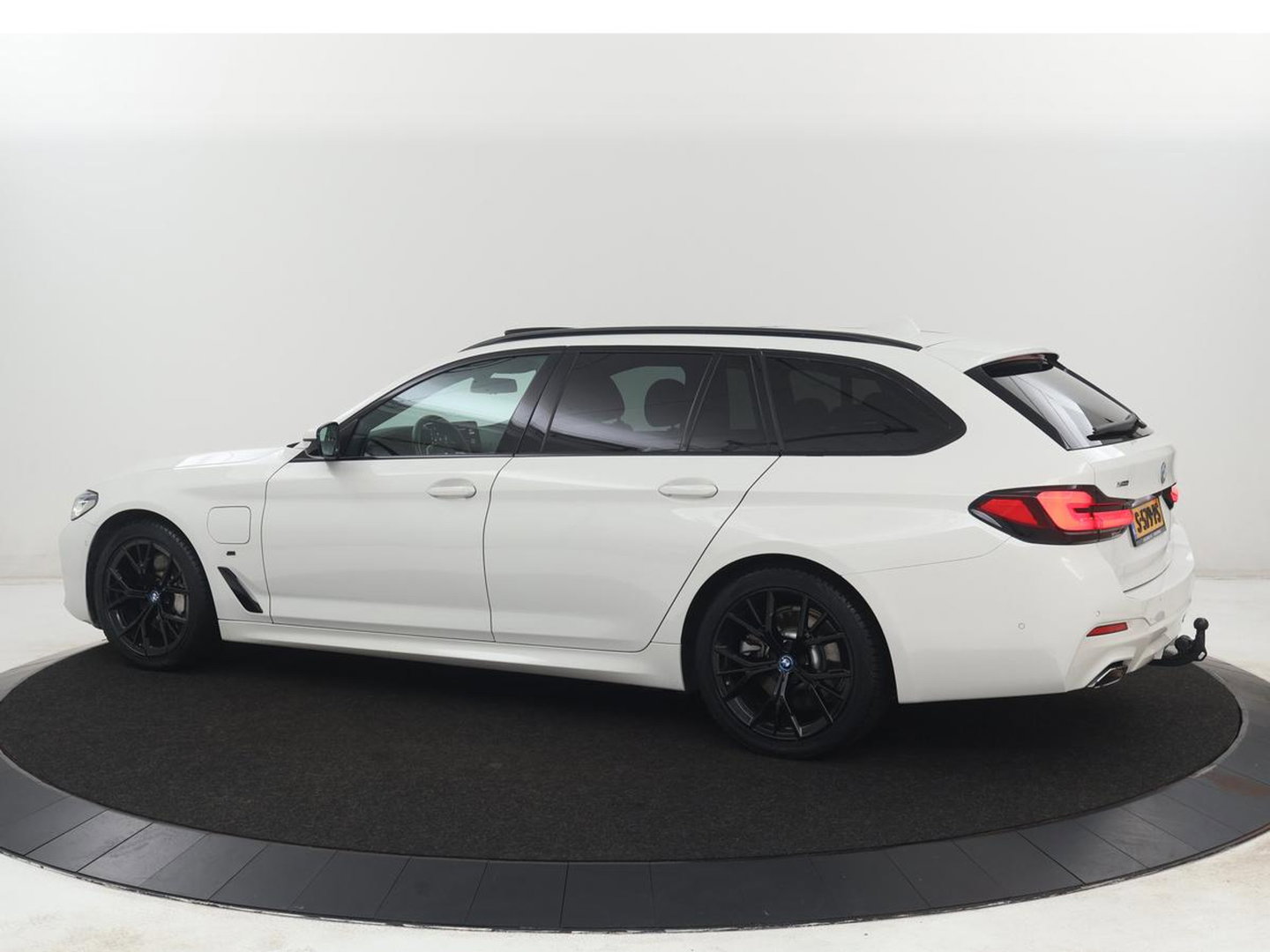 BMW 5 Serie Touring 530e xDrive M Sport | SOH 89,9% | Panoramadak | Head-Up | Full LED | Trekhaak | Carplay | Bluetooth | Navigatie | Sfeerverlichting | Stoelverwarming | Achteruitrij camera | Adaptive cruise control | Climate control