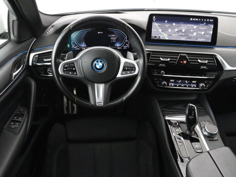 BMW 5 Serie Touring 530e xDrive M Sport | SOH 89,9% | Panoramadak | Head-Up | Full LED | Trekhaak | Carplay | Bluetooth | Navigatie | Sfeerverlichting | Stoelverwarming | Achteruitrij camera | Adaptive cruise control | Climate control