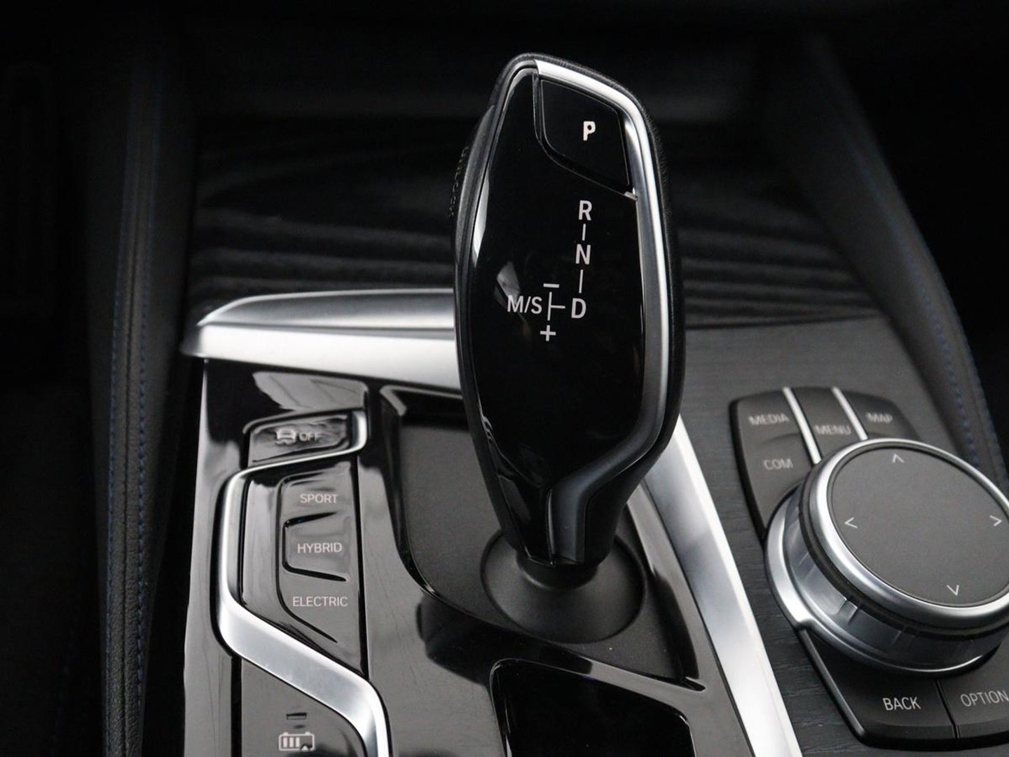 BMW 5 Serie Touring 530e xDrive M Sport | SOH 89,9% | Panoramadak | Head-Up | Full LED | Trekhaak | Carplay | Bluetooth | Navigatie | Sfeerverlichting | Stoelverwarming | Achteruitrij camera | Adaptive cruise control | Climate control