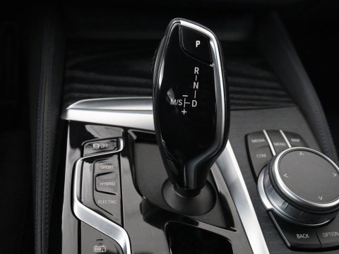 BMW 5 Serie Touring 530e xDrive M Sport | SOH 89,9% | Panoramadak | Head-Up | Full LED | Trekhaak | Carplay | Bluetooth | Navigatie | Sfeerverlichting | Stoelverwarming | Achteruitrij camera | Adaptive cruise control | Climate control