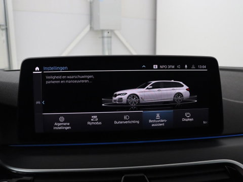 BMW 5 Serie Touring 530e xDrive M Sport | SOH 89,9% | Panoramadak | Head-Up | Full LED | Trekhaak | Carplay | Bluetooth | Navigatie | Sfeerverlichting | Stoelverwarming | Achteruitrij camera | Adaptive cruise control | Climate control