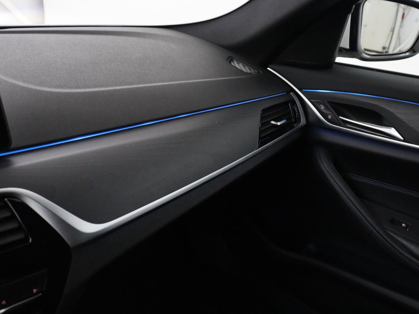 BMW 5 Serie Touring 530e xDrive M Sport | SOH 89,9% | Panoramadak | Head-Up | Full LED | Trekhaak | Carplay | Bluetooth | Navigatie | Sfeerverlichting | Stoelverwarming | Achteruitrij camera | Adaptive cruise control | Climate control
