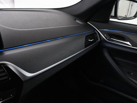 BMW 5 Serie Touring 530e xDrive M Sport | SOH 89,9% | Panoramadak | Head-Up | Full LED | Trekhaak | Carplay | Bluetooth | Navigatie | Sfeerverlichting | Stoelverwarming | Achteruitrij camera | Adaptive cruise control | Climate control