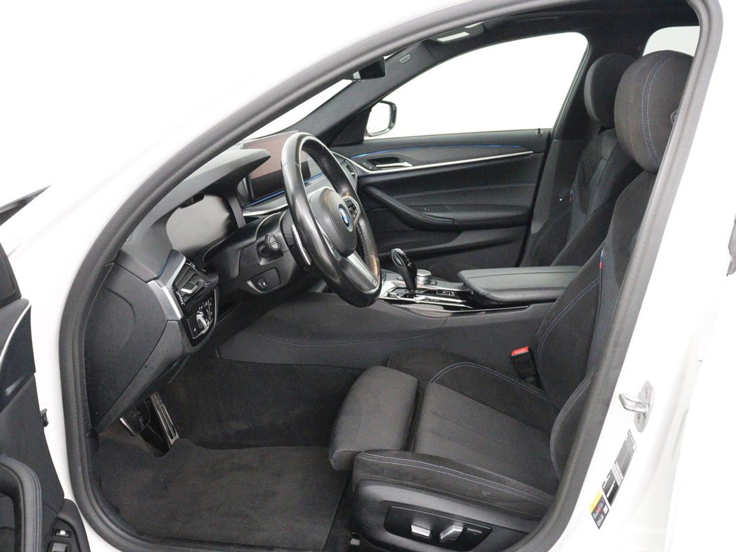 BMW 5 Serie Touring 530e xDrive M Sport | SOH 89,9% | Panoramadak | Head-Up | Full LED | Trekhaak | Carplay | Bluetooth | Navigatie | Sfeerverlichting | Stoelverwarming | Achteruitrij camera | Adaptive cruise control | Climate control
