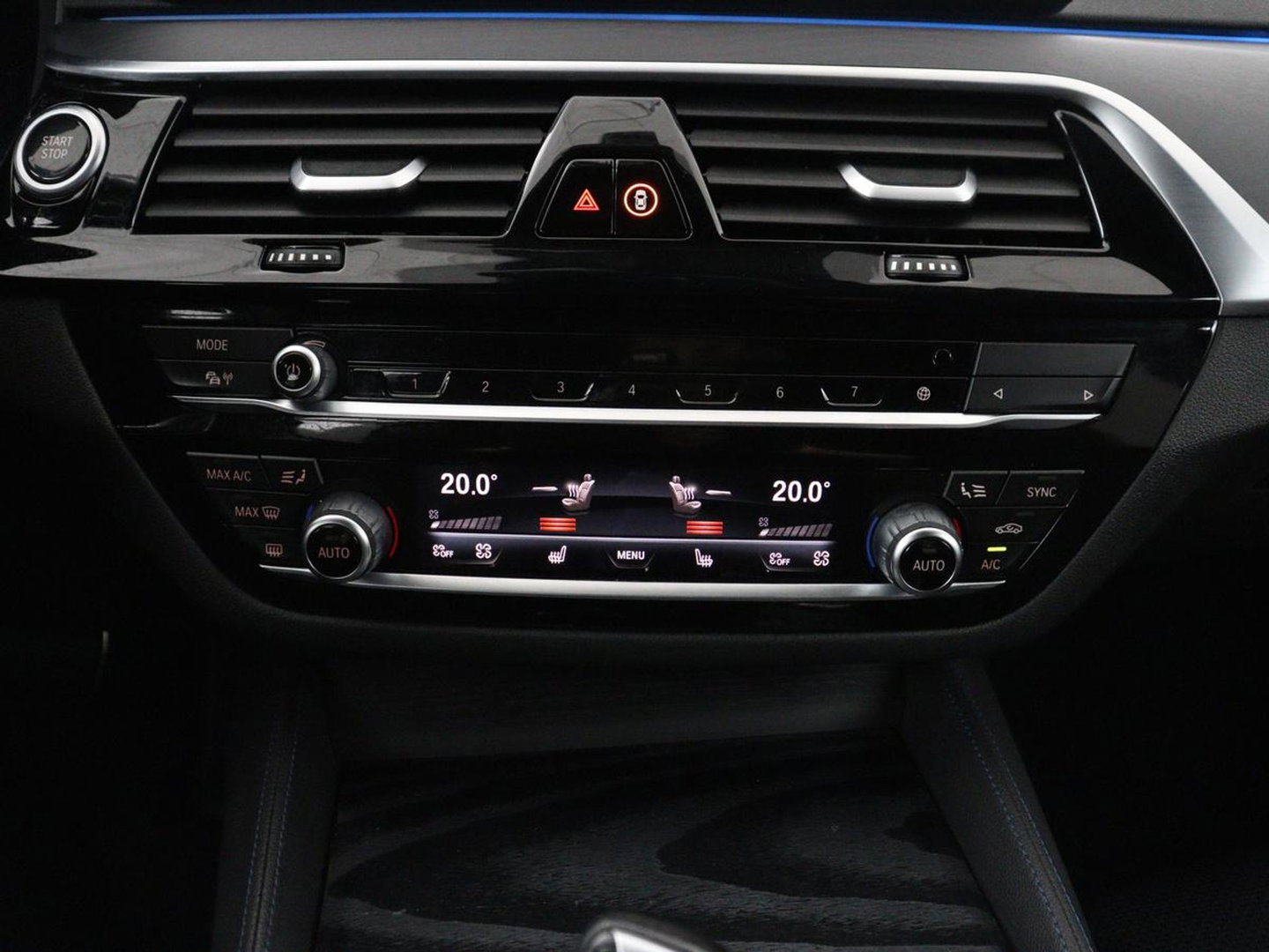 BMW 5 Serie Touring 530e xDrive M Sport | SOH 89,9% | Panoramadak | Head-Up | Full LED | Trekhaak | Carplay | Bluetooth | Navigatie | Sfeerverlichting | Stoelverwarming | Achteruitrij camera | Adaptive cruise control | Climate control