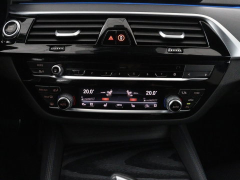 BMW 5 Serie Touring 530e xDrive M Sport | SOH 89,9% | Panoramadak | Head-Up | Full LED | Trekhaak | Carplay | Bluetooth | Navigatie | Sfeerverlichting | Stoelverwarming | Achteruitrij camera | Adaptive cruise control | Climate control