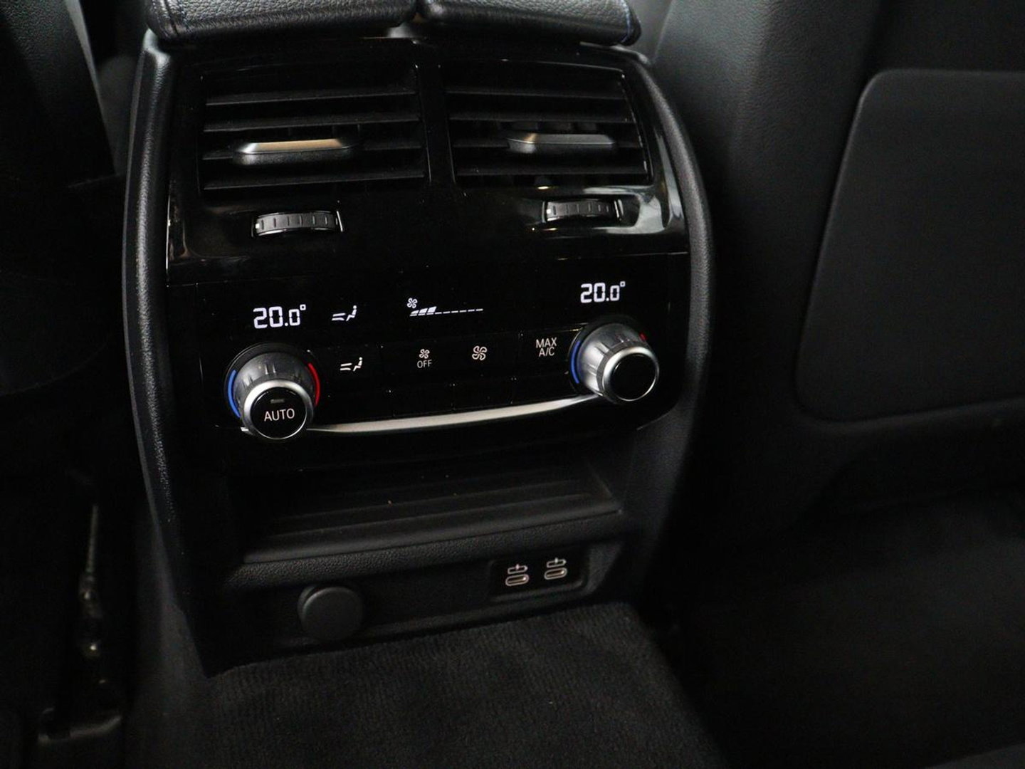 BMW 5 Serie Touring 530e xDrive M Sport | SOH 89,9% | Panoramadak | Head-Up | Full LED | Trekhaak | Carplay | Bluetooth | Navigatie | Sfeerverlichting | Stoelverwarming | Achteruitrij camera | Adaptive cruise control | Climate control
