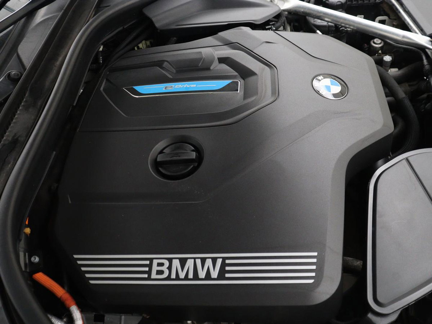 BMW 5 Serie Touring 530e xDrive M Sport | SOH 89,9% | Panoramadak | Head-Up | Full LED | Trekhaak | Carplay | Bluetooth | Navigatie | Sfeerverlichting | Stoelverwarming | Achteruitrij camera | Adaptive cruise control | Climate control