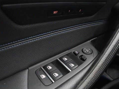 BMW 5 Serie Touring 530e xDrive M Sport | SOH 89,9% | Panoramadak | Head-Up | Full LED | Trekhaak | Carplay | Bluetooth | Navigatie | Sfeerverlichting | Stoelverwarming | Achteruitrij camera | Adaptive cruise control | Climate control