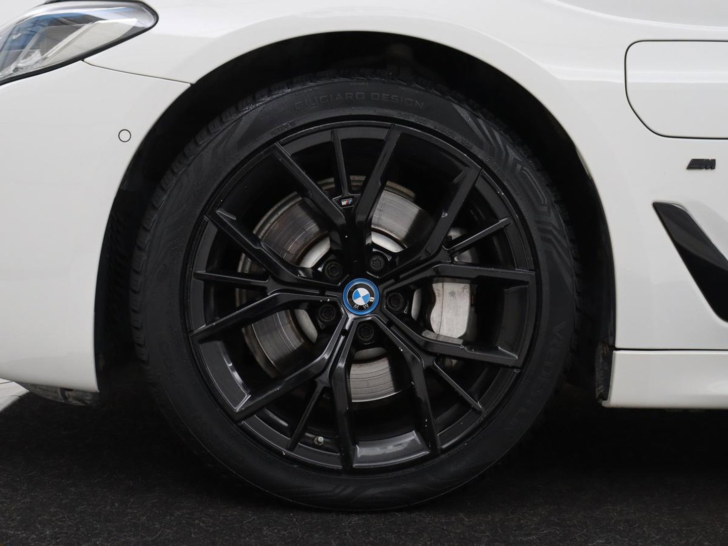 BMW 5 Serie Touring 530e xDrive M Sport | SOH 89,9% | Panoramadak | Head-Up | Full LED | Trekhaak | Carplay | Bluetooth | Navigatie | Sfeerverlichting | Stoelverwarming | Achteruitrij camera | Adaptive cruise control | Climate control