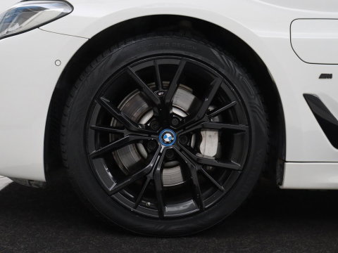 BMW 5 Serie Touring 530e xDrive M Sport | SOH 89,9% | Panoramadak | Head-Up | Full LED | Trekhaak | Carplay | Bluetooth | Navigatie | Sfeerverlichting | Stoelverwarming | Achteruitrij camera | Adaptive cruise control | Climate control
