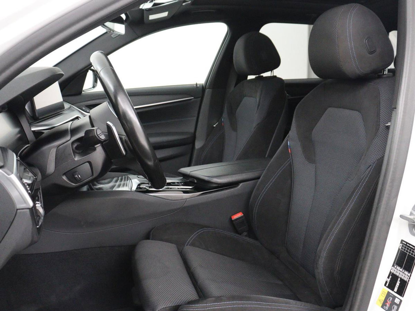 BMW 5 Serie Touring 530e xDrive M Sport | SOH 89,9% | Panoramadak | Head-Up | Full LED | Trekhaak | Carplay | Bluetooth | Navigatie | Sfeerverlichting | Stoelverwarming | Achteruitrij camera | Adaptive cruise control | Climate control