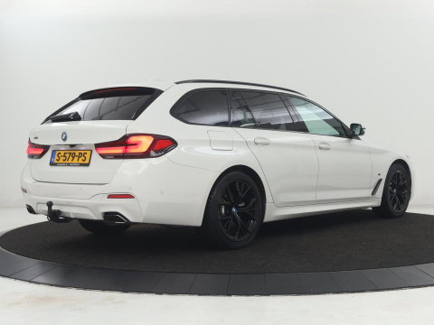 BMW 5 Serie Touring 530e xDrive M Sport | SOH 89,9% | Panoramadak | Head-Up | Full LED | Trekhaak | Carplay | Bluetooth | Navigatie | Sfeerverlichting | Stoelverwarming | Achteruitrij camera | Adaptive cruise control | Climate control