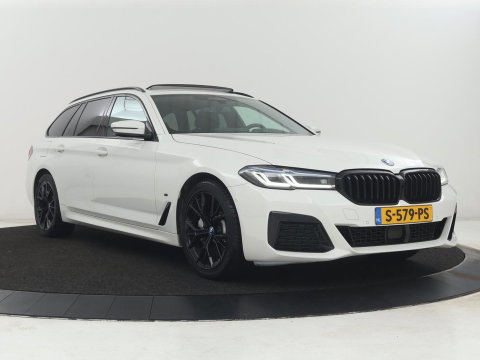 BMW 5 Serie Touring 530e xDrive M Sport | SOH 89,9% | Panoramadak | Head-Up | Full LED | Trekhaak | Carplay | Bluetooth | Navigatie | Sfeerverlichting | Stoelverwarming | Achteruitrij camera | Adaptive cruise control | Climate control