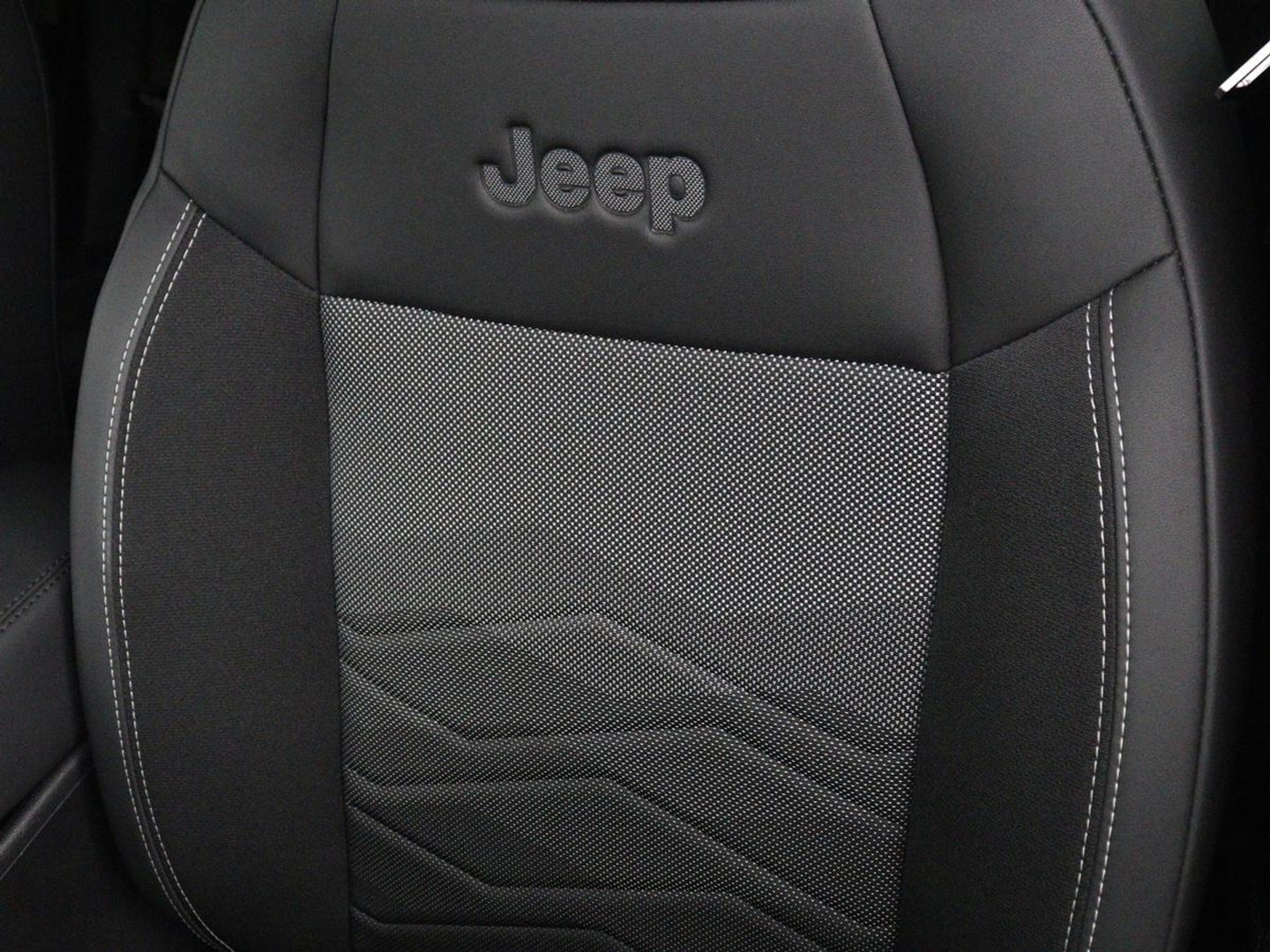 Jeep Avanger 85th Anniversary 54 kWh | SOH 97,7% | 360 Camera | Adaptive cruise control | Carplay | Climate control | Side assist
