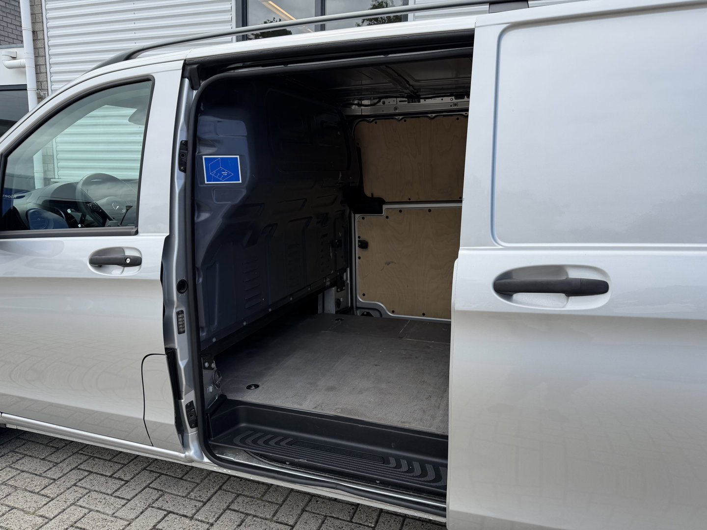 Mercedes-Benz Vito 111 CDI Functional Lang L2H1 / vaste prijs rijklaar € 18.950 ex btw / lease vanaf € 319 / euro 6 / bpm vrij / dubbele schuifdeur ! / airco / cruise / navi / camera / trekhaak