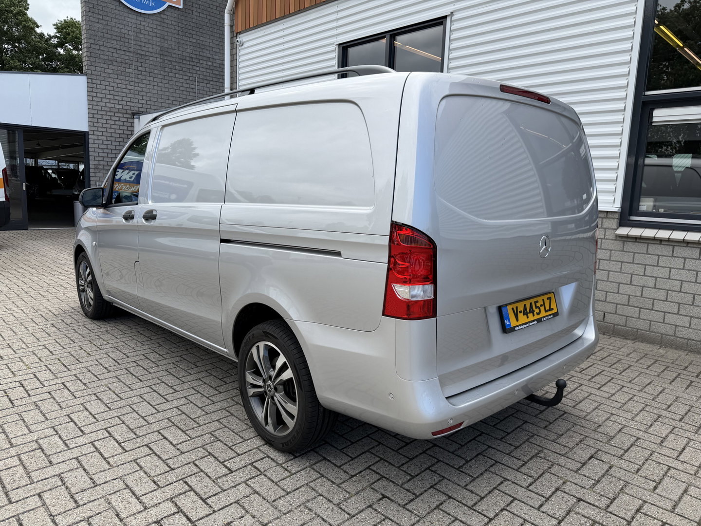 Mercedes-Benz Vito 111 CDI Functional Lang L2H1 / vaste prijs rijklaar € 18.950 ex btw / lease vanaf € 319 / euro 6 / bpm vrij / dubbele schuifdeur ! / airco / cruise / navi / camera / trekhaak