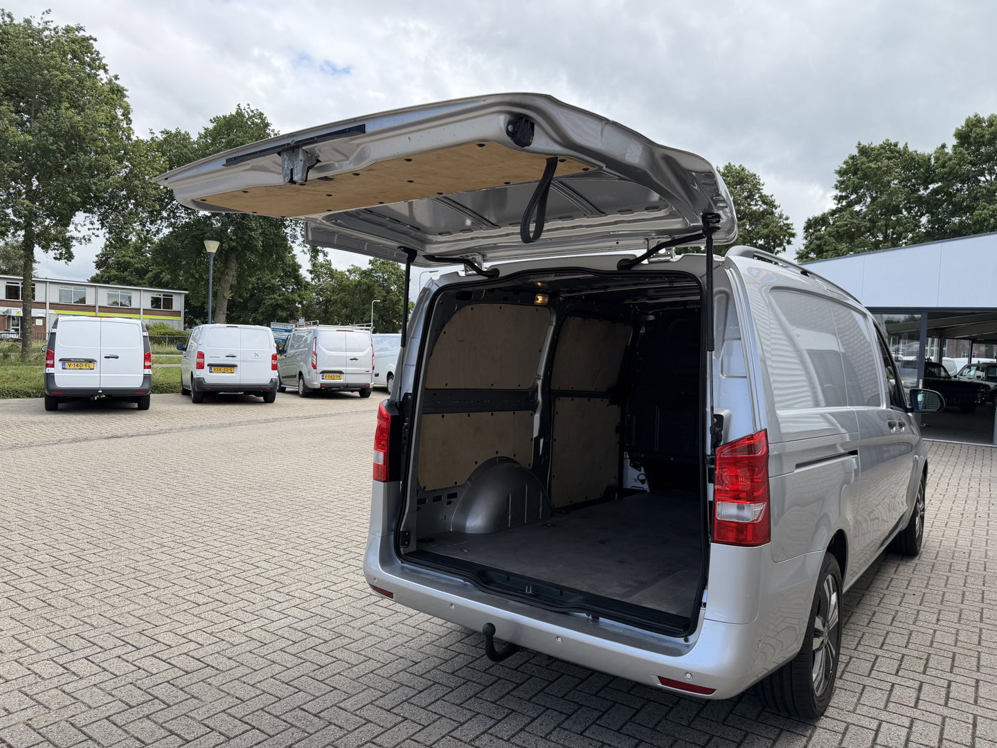 Mercedes-Benz Vito 111 CDI Functional Lang L2H1 / vaste prijs rijklaar € 18.950 ex btw / lease vanaf € 319 / euro 6 / bpm vrij / dubbele schuifdeur ! / airco / cruise / navi / camera / trekhaak