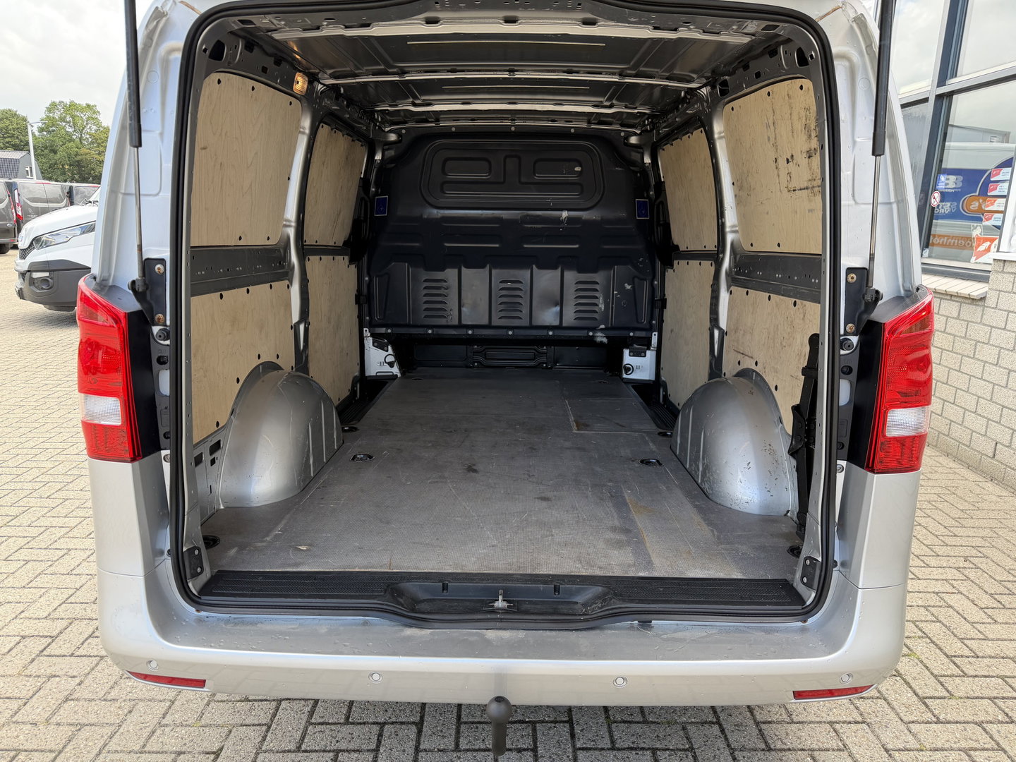Mercedes-Benz Vito 111 CDI Functional Lang L2H1 / vaste prijs rijklaar € 18.950 ex btw / lease vanaf € 319 / euro 6 / bpm vrij / dubbele schuifdeur ! / airco / cruise / navi / camera / trekhaak