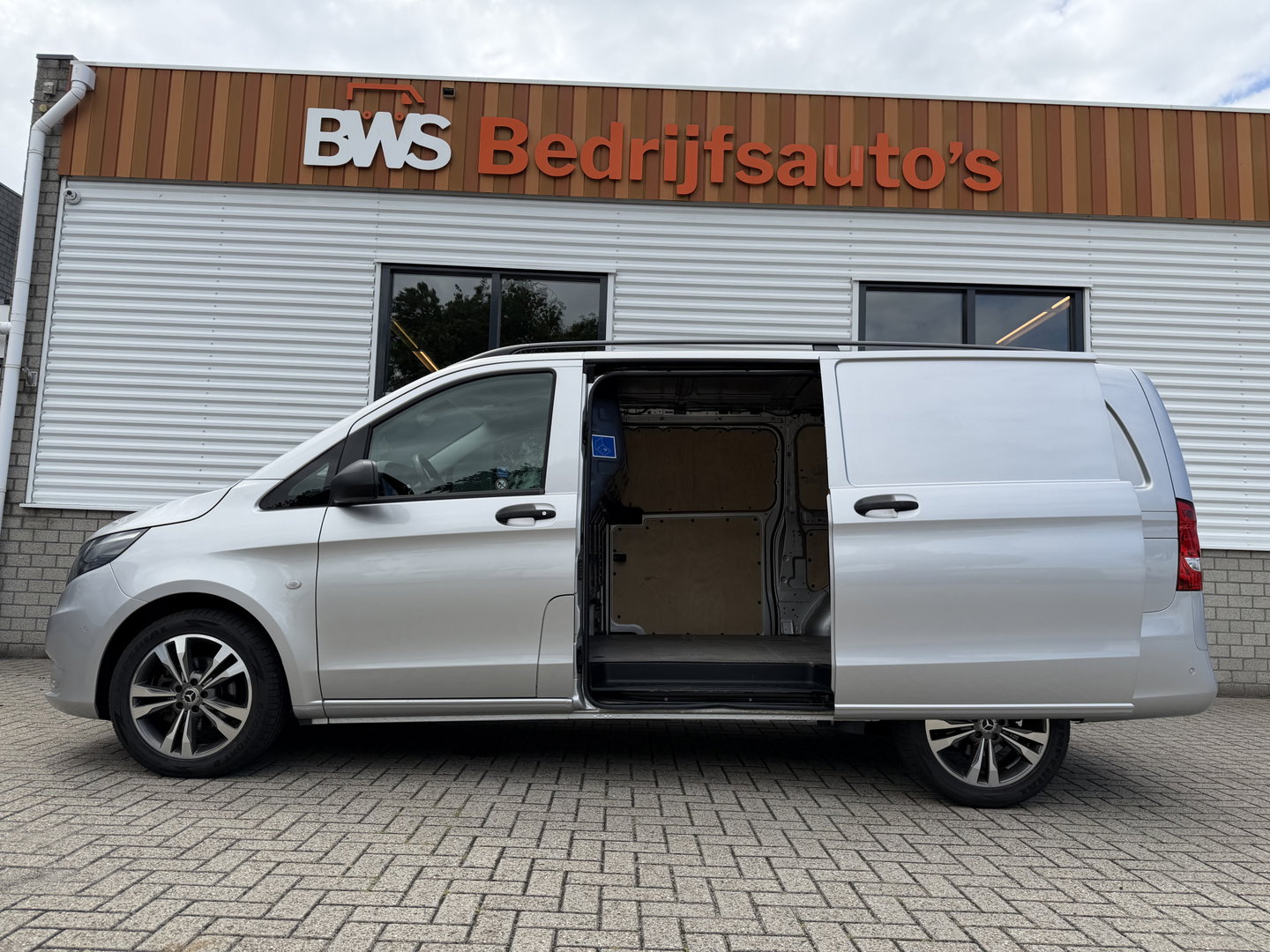 Mercedes-Benz Vito 111 CDI Functional Lang L2H1 / vaste prijs rijklaar € 18.950 ex btw / lease vanaf € 319 / euro 6 / bpm vrij / dubbele schuifdeur ! / airco / cruise / navi / camera / trekhaak