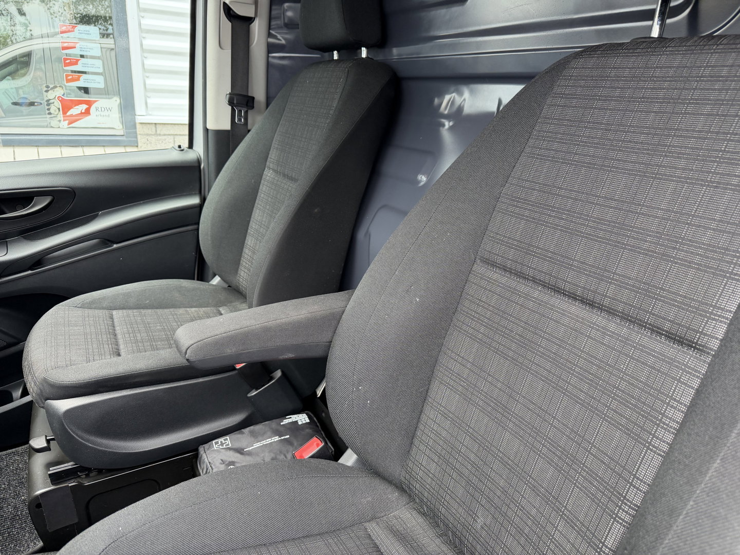 Mercedes-Benz Vito 111 CDI Functional Lang L2H1 / vaste prijs rijklaar € 18.950 ex btw / lease vanaf € 319 / euro 6 / bpm vrij / dubbele schuifdeur ! / airco / cruise / navi / camera / trekhaak