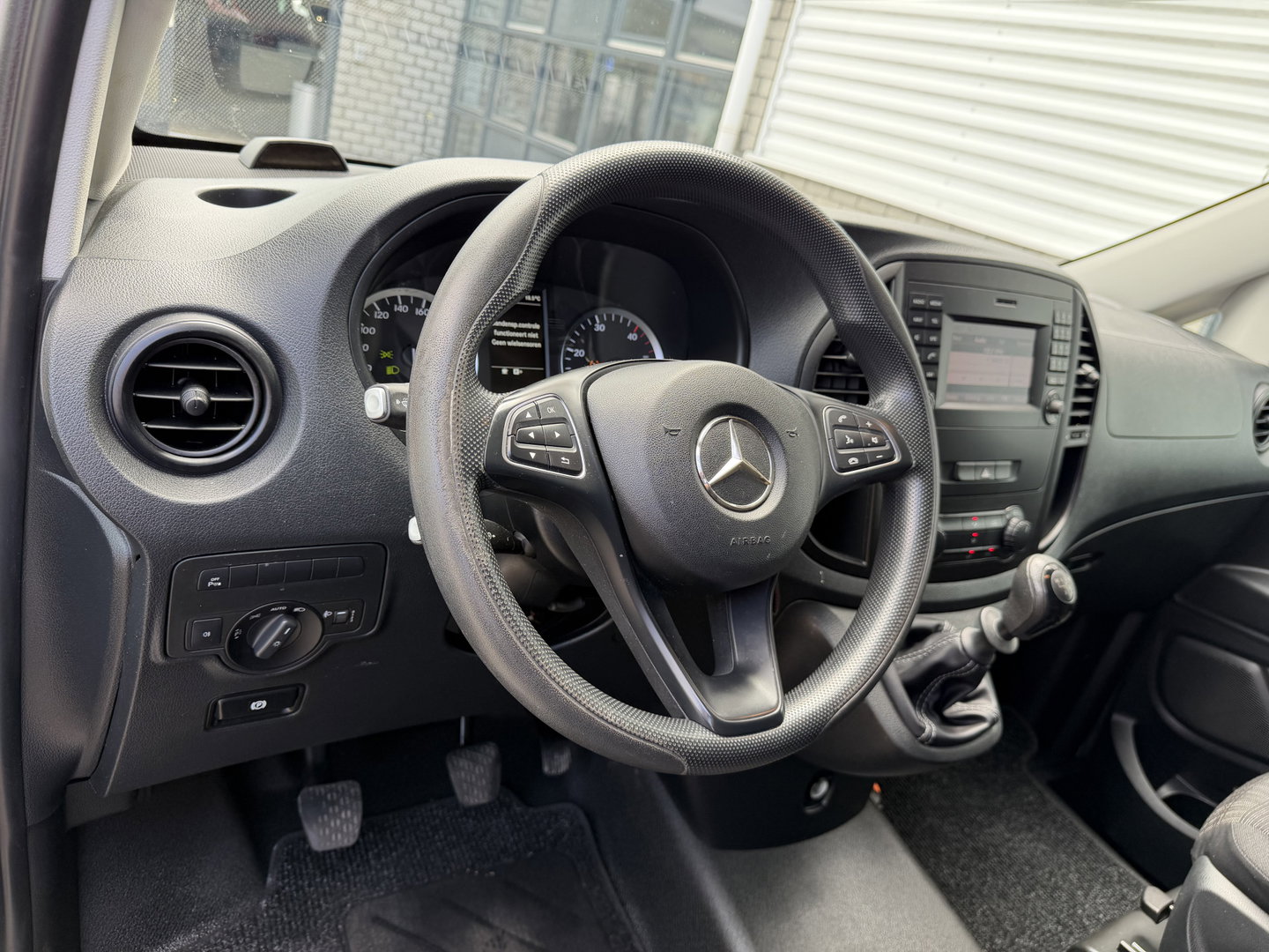 Mercedes-Benz Vito 111 CDI Functional Lang L2H1 / vaste prijs rijklaar € 18.950 ex btw / lease vanaf € 319 / euro 6 / bpm vrij / dubbele schuifdeur ! / airco / cruise / navi / camera / trekhaak