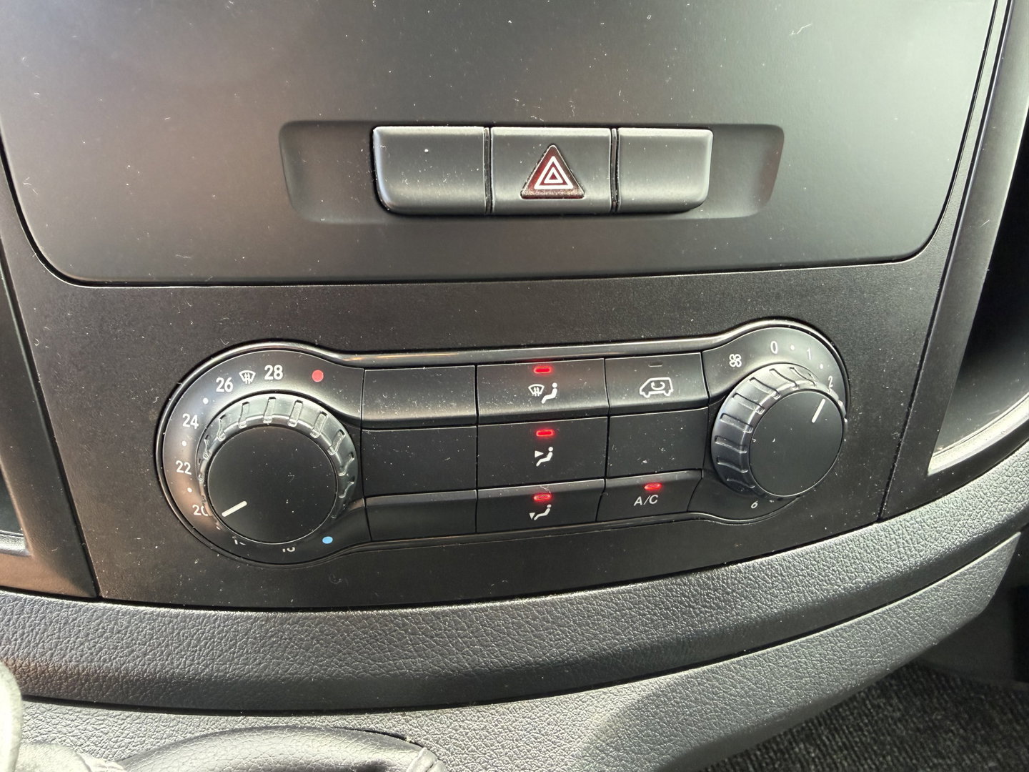 Mercedes-Benz Vito 111 CDI Functional Lang L2H1 / vaste prijs rijklaar € 18.950 ex btw / lease vanaf € 319 / euro 6 / bpm vrij / dubbele schuifdeur ! / airco / cruise / navi / camera / trekhaak
