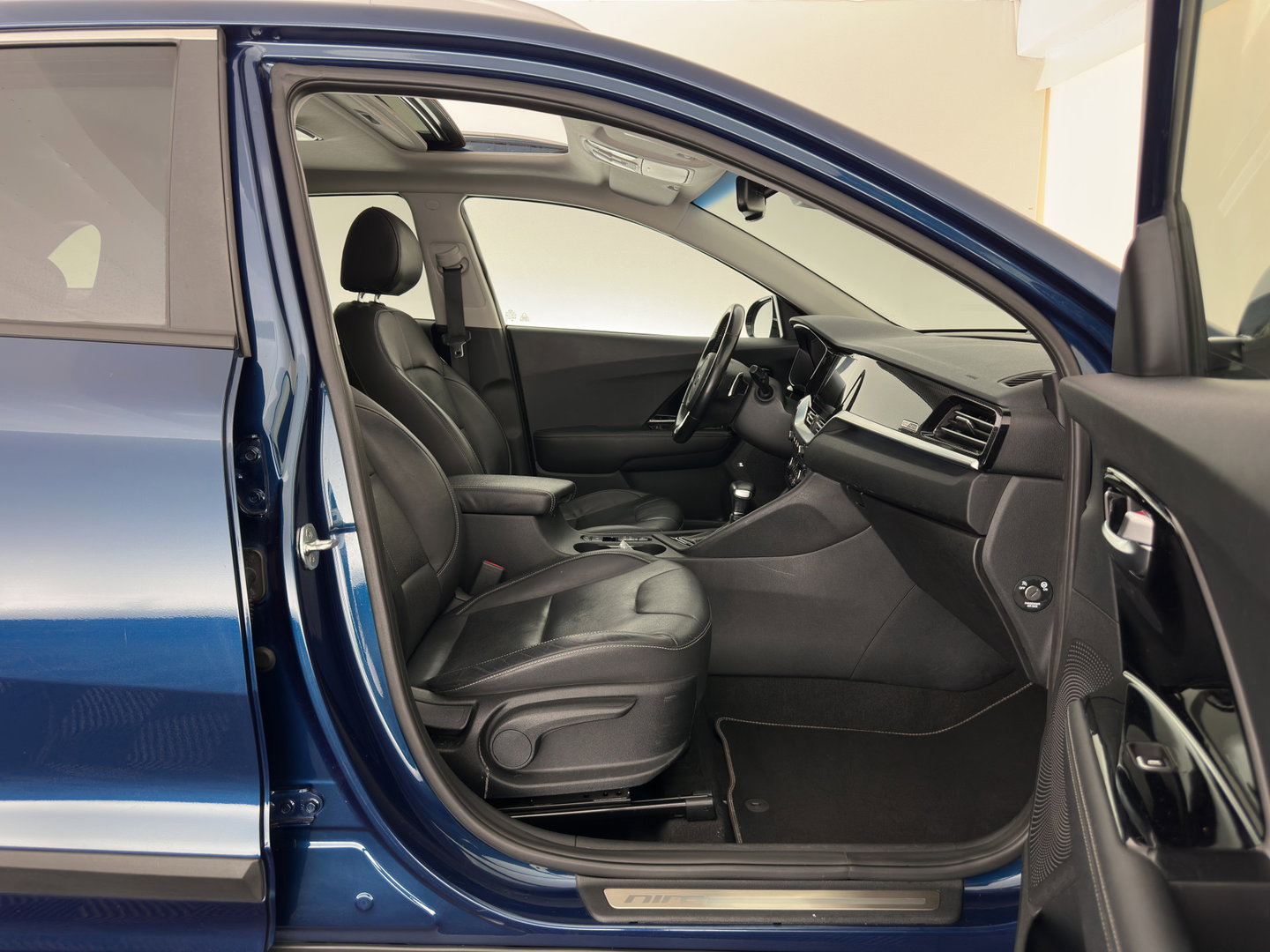 Kia Niro 1.6 GDi Hybrid ExecutiveLine (INCL-BTW) Aut. *PANO | LEATHER | FULL-LED | NAVI-FULLMAP | DIGI-COCKPIT | HEATED-COMFORTSEATS | CAMERA | DAB+ | KEYLESS | ECC | SHIFTPADDLES | ADAPTIVE-CRUISE | LANE-ASSIST | TOWBAR | 18"ALU