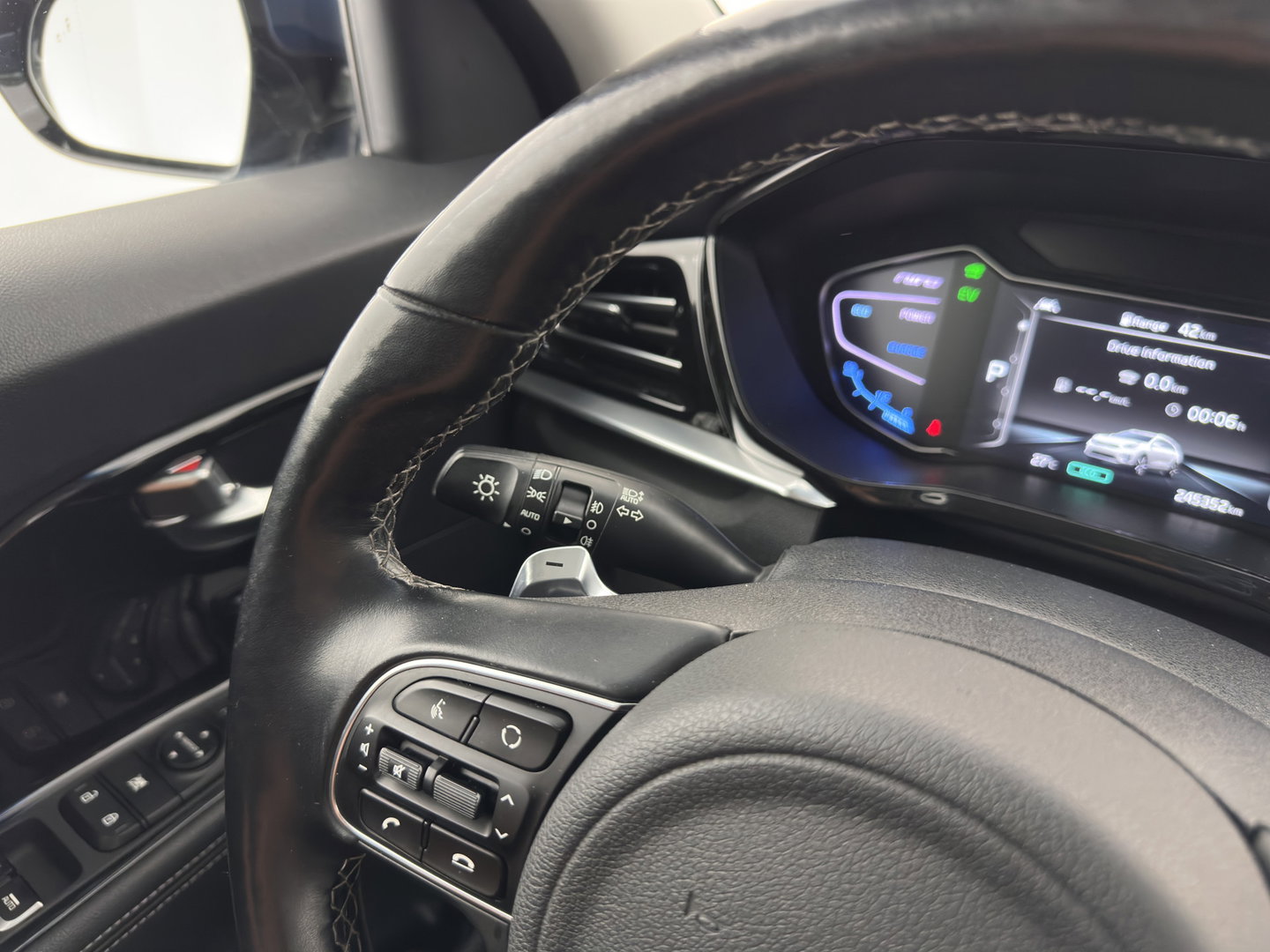 Kia Niro 1.6 GDi Hybrid ExecutiveLine (INCL-BTW) Aut. *PANO | LEATHER | FULL-LED | NAVI-FULLMAP | DIGI-COCKPIT | HEATED-COMFORTSEATS | CAMERA | DAB+ | KEYLESS | ECC | SHIFTPADDLES | ADAPTIVE-CRUISE | LANE-ASSIST | TOWBAR | 18"ALU