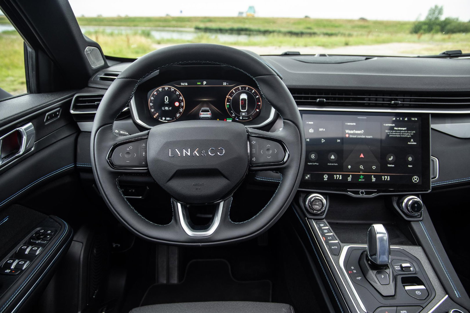 Lynk & Co 01 1.5 BLACK LINE / PANORAMA DAK / 360 CAMERA / CARPLAY / STOELVERWARMING