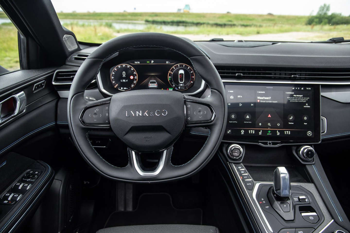 Lynk & Co 01 1.5 BLACK LINE / PANORAMA DAK / 360 CAMERA / CARPLAY / STOELVERWARMING
