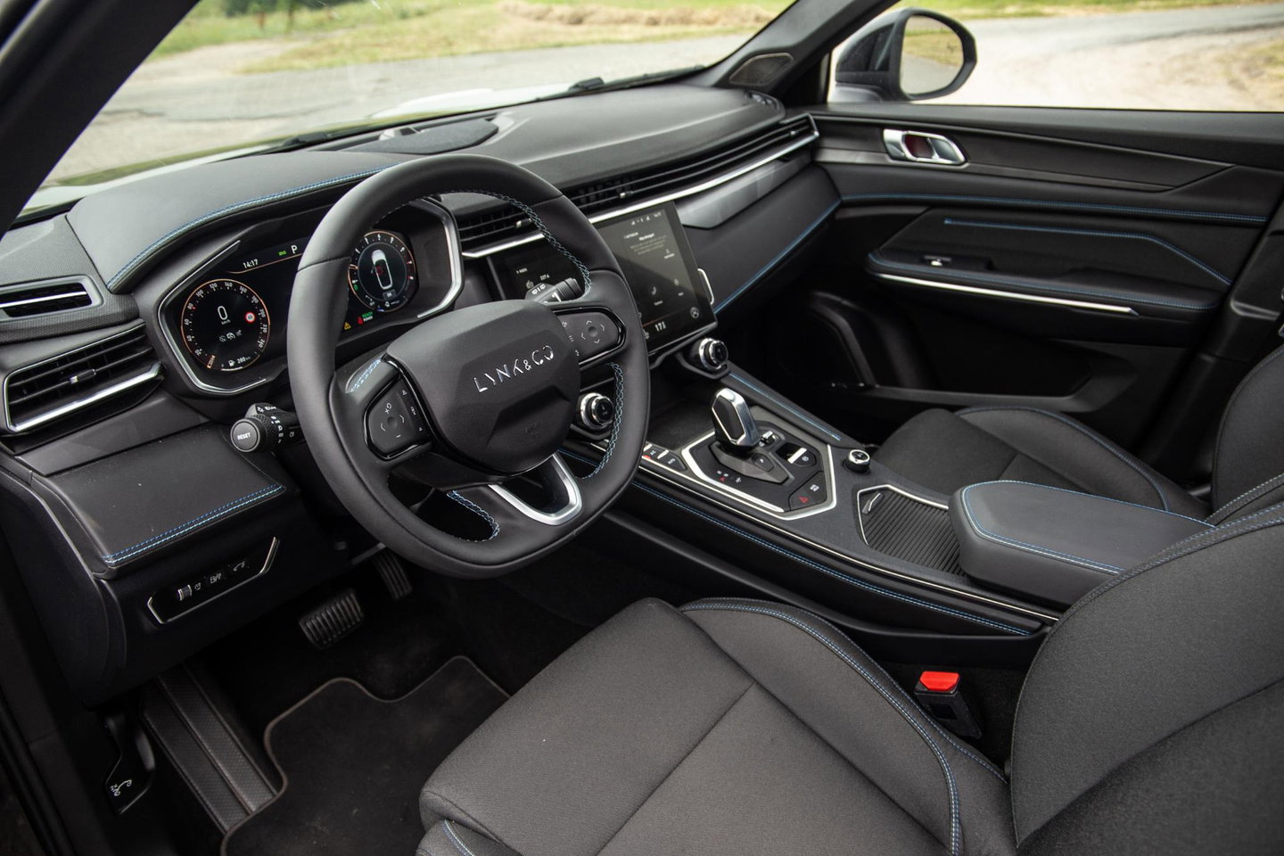 Lynk & Co 01 1.5 BLACK LINE / PANORAMA DAK / 360 CAMERA / CARPLAY / STOELVERWARMING