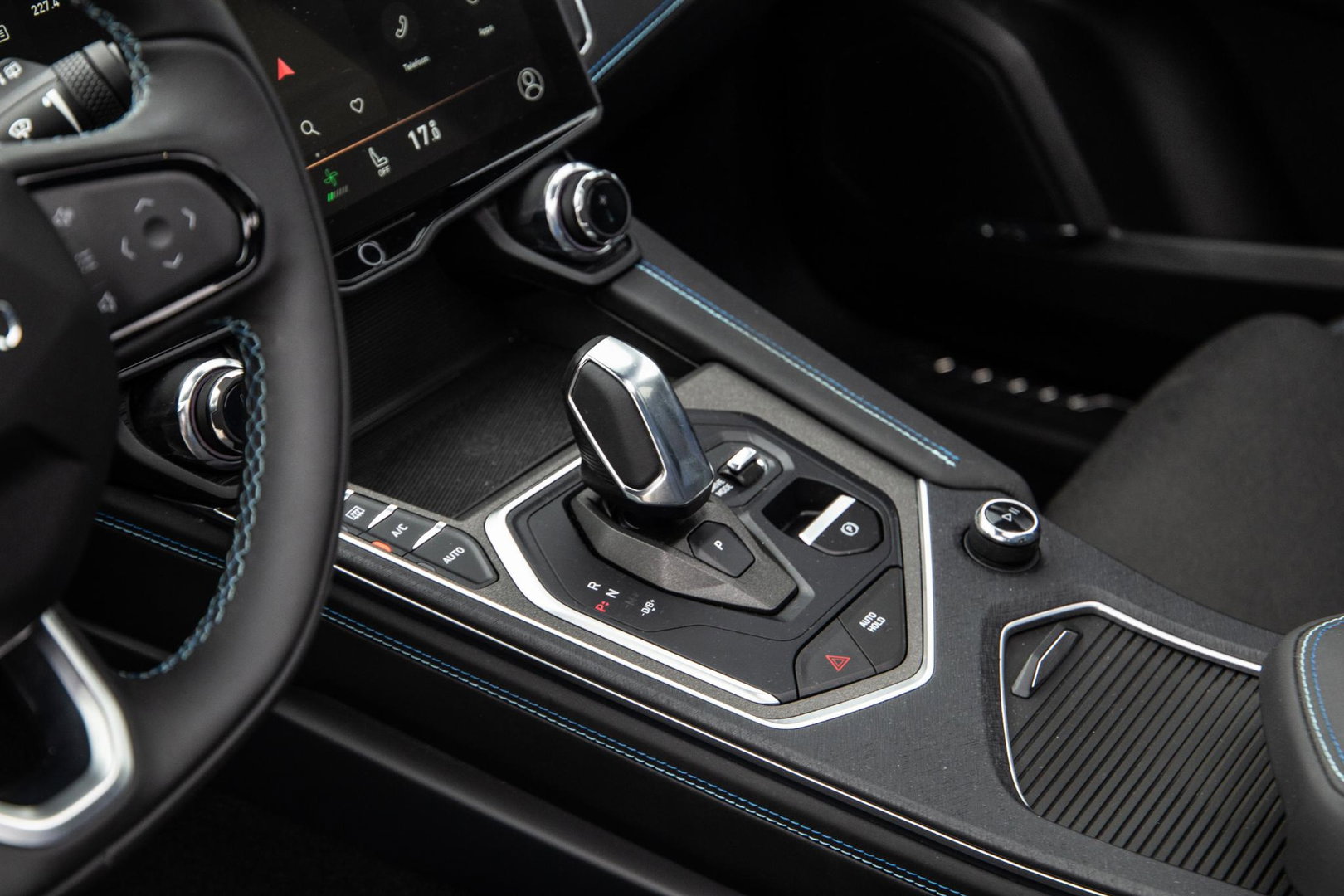 Lynk & Co 01 1.5 BLACK LINE / PANORAMA DAK / 360 CAMERA / CARPLAY / STOELVERWARMING