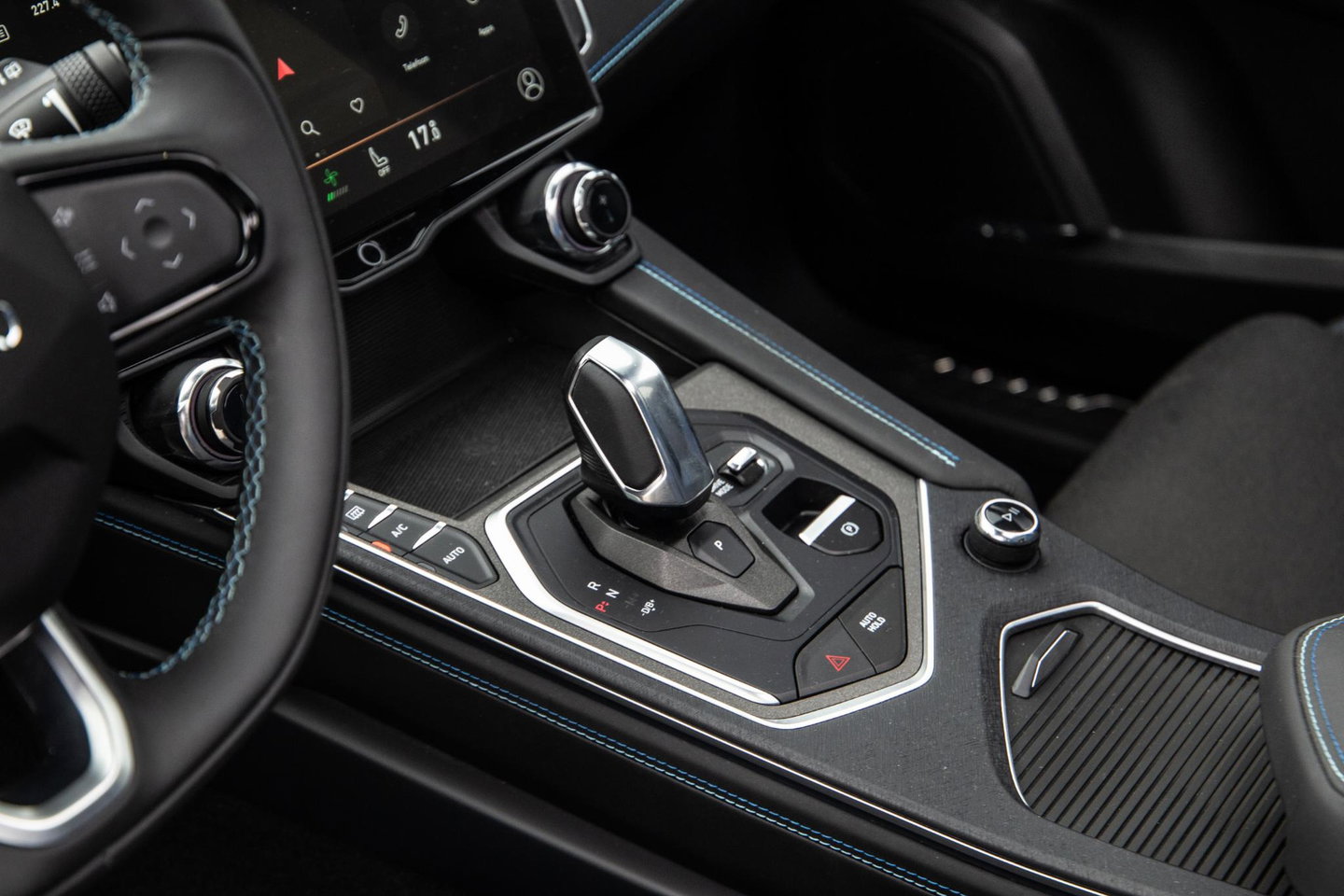 Lynk & Co 01 1.5 BLACK LINE / PANORAMA DAK / 360 CAMERA / CARPLAY / STOELVERWARMING