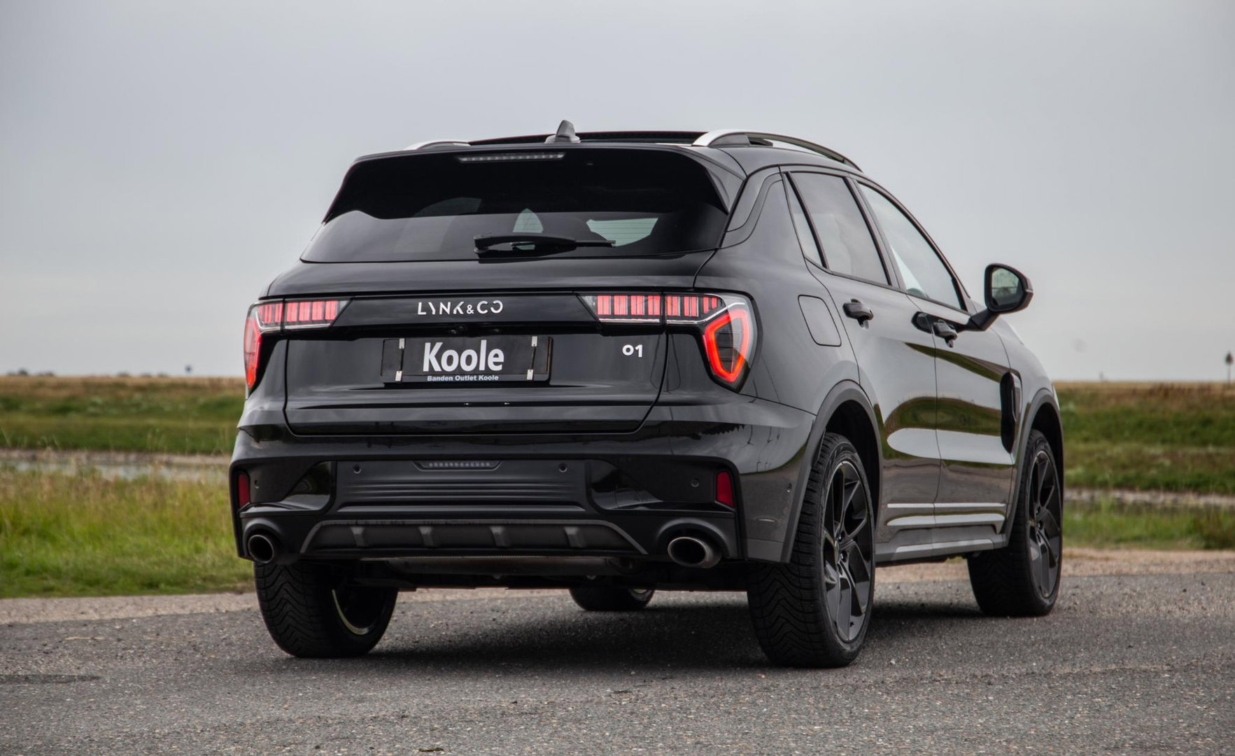 Lynk & Co 01 1.5 BLACK LINE / PANORAMA DAK / 360 CAMERA / CARPLAY / STOELVERWARMING