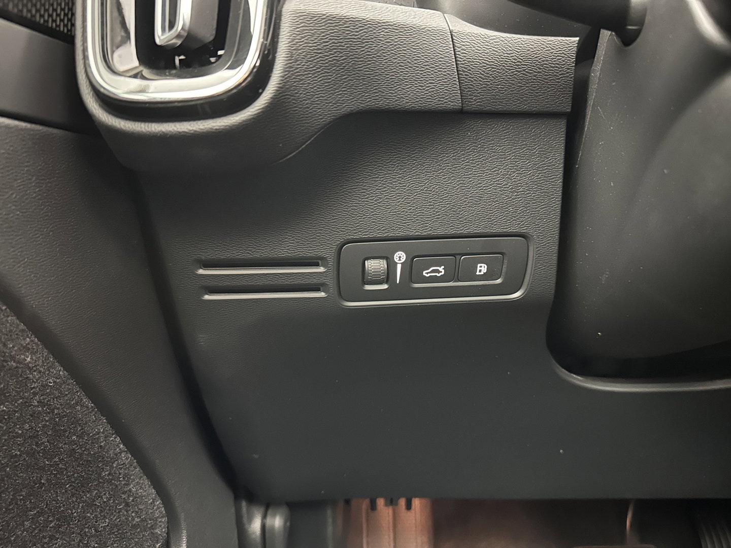 Volvo XC40 1.5 T4 Recharge R-Design Expression (Plug-in) (INCL-BTW)  Aut. *PANO | DIGI-COCKPIT | HARMAN/KARDON | BLINDSPOT | KEYLESS | DAB | SPORTSEATS | FULL-LED | NAVI-FULLMAP | CAMERA | ECC | TOWBAR | 18'' ALU*