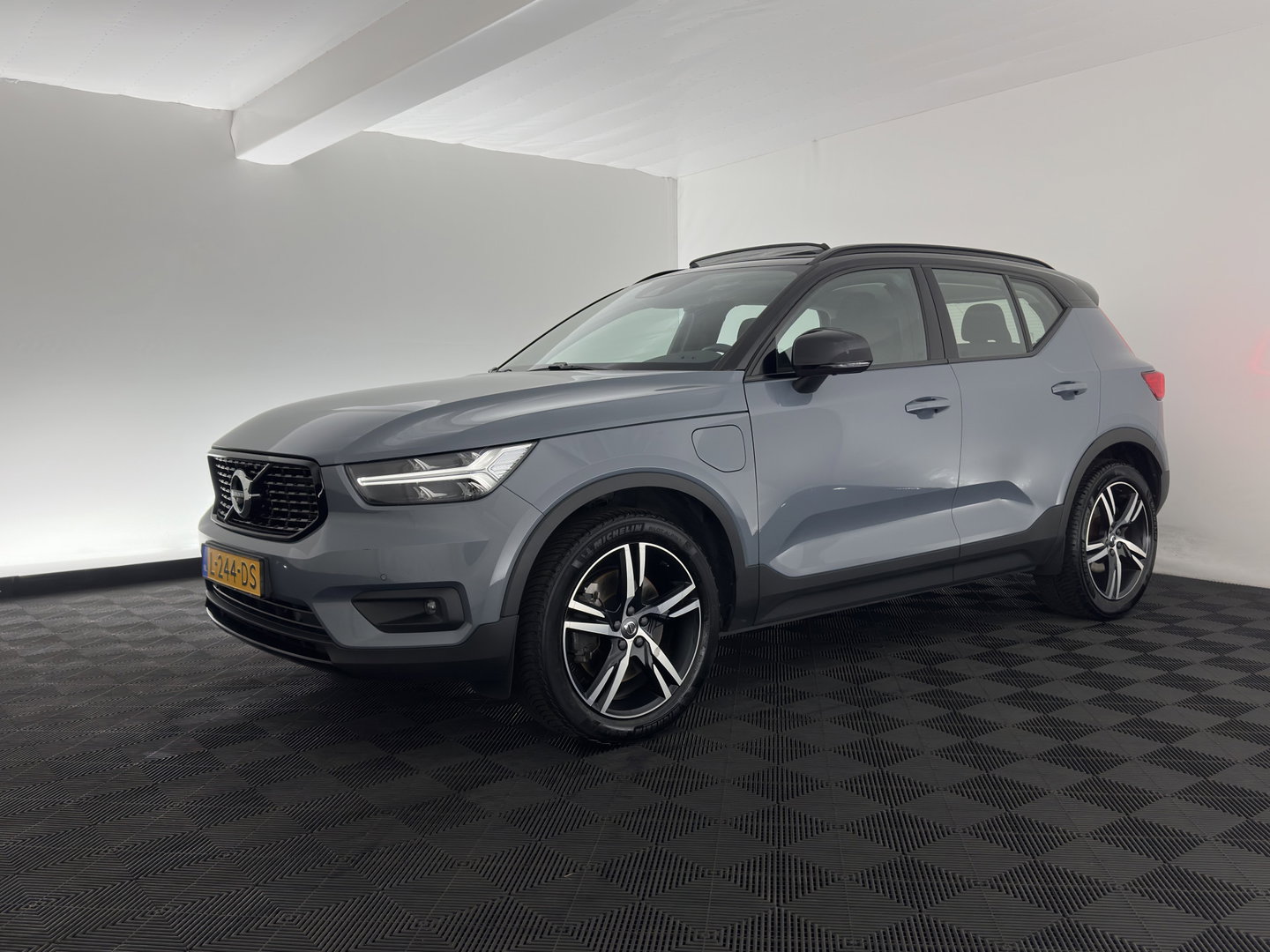 Volvo XC40 1.5 T4 Recharge R-Design Expression (Plug-in) (INCL-BTW)  Aut. *PANO | DIGI-COCKPIT | HARMAN/KARDON | BLINDSPOT | KEYLESS | DAB | SPORTSEATS | FULL-LED | NAVI-FULLMAP | CAMERA | ECC | TOWBAR | 18'' ALU*