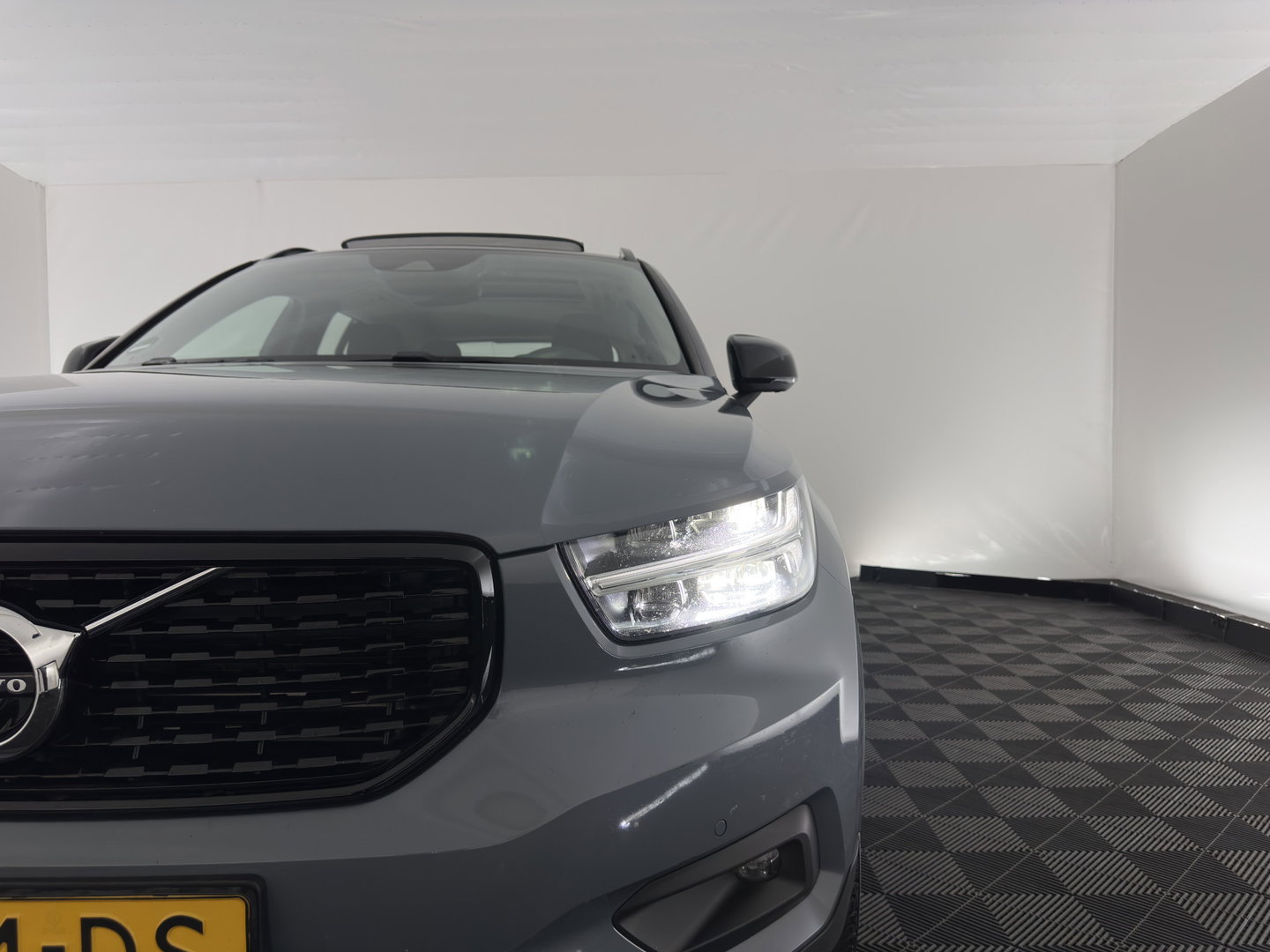 Volvo XC40 1.5 T4 Recharge R-Design Expression (Plug-in) (INCL-BTW)  Aut. *PANO | DIGI-COCKPIT | HARMAN/KARDON | BLINDSPOT | KEYLESS | DAB | SPORTSEATS | FULL-LED | NAVI-FULLMAP | CAMERA | ECC | TOWBAR | 18'' ALU*