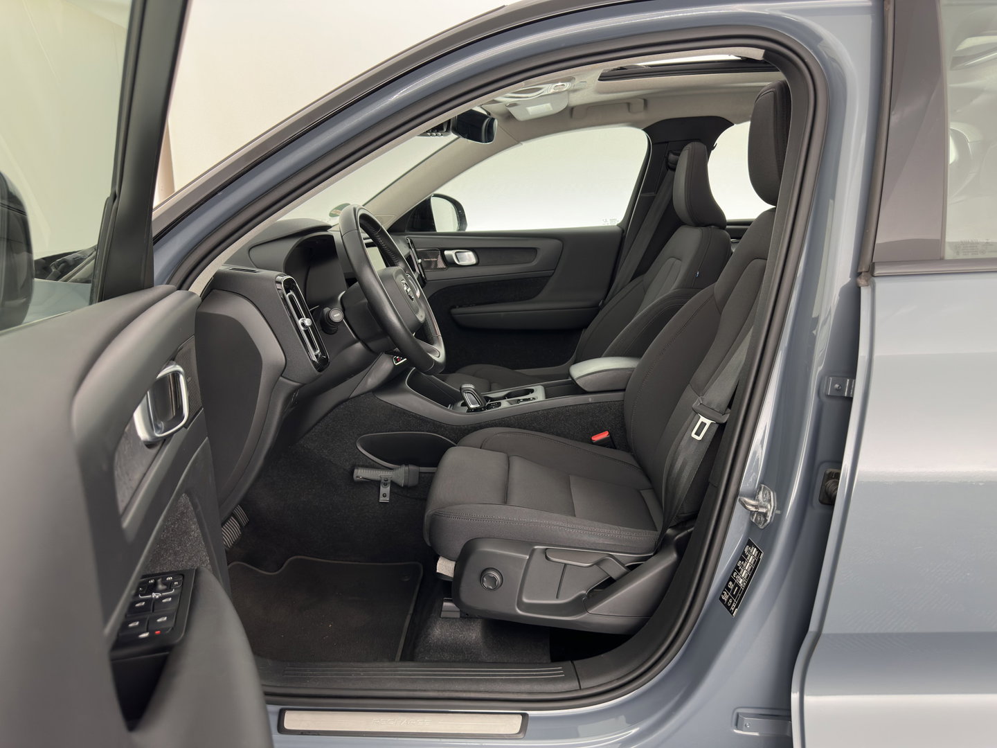 Volvo XC40 1.5 T4 Recharge R-Design Expression (Plug-in) (INCL-BTW)  Aut. *PANO | DIGI-COCKPIT | HARMAN/KARDON | BLINDSPOT | KEYLESS | DAB | SPORTSEATS | FULL-LED | NAVI-FULLMAP | CAMERA | ECC | TOWBAR | 18'' ALU*