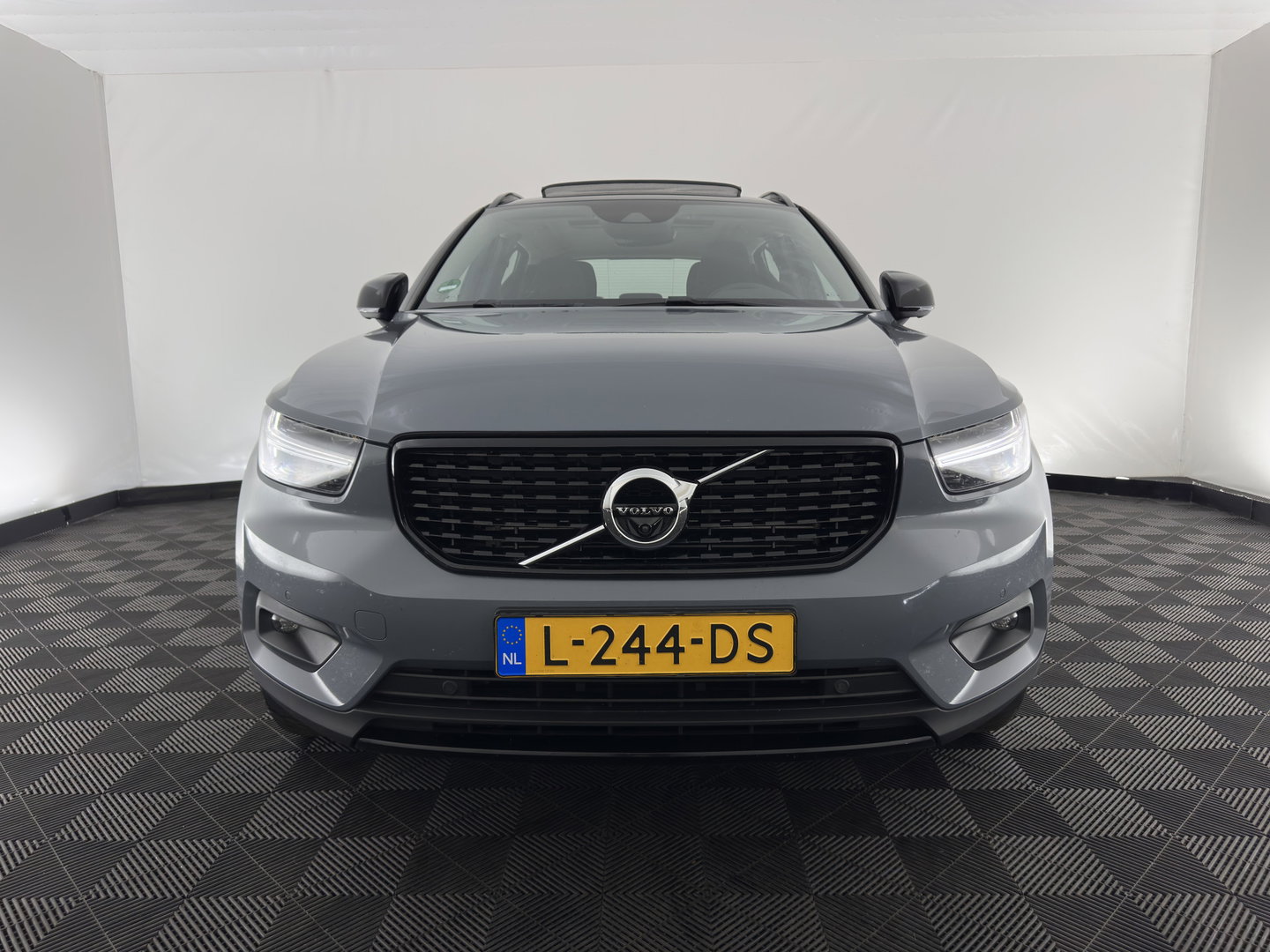Volvo XC40 1.5 T4 Recharge R-Design Expression (Plug-in) (INCL-BTW)  Aut. *PANO | DIGI-COCKPIT | HARMAN/KARDON | BLINDSPOT | KEYLESS | DAB | SPORTSEATS | FULL-LED | NAVI-FULLMAP | CAMERA | ECC | TOWBAR | 18'' ALU*