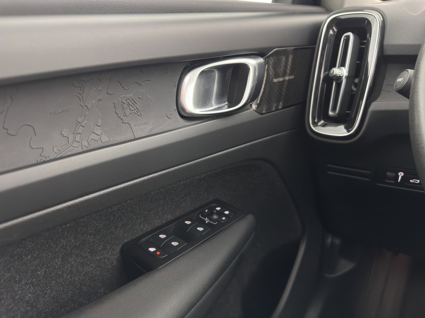 Volvo XC40 1.5 T4 Recharge R-Design Expression (Plug-in) (INCL-BTW)  Aut. *PANO | DIGI-COCKPIT | HARMAN/KARDON | BLINDSPOT | KEYLESS | DAB | SPORTSEATS | FULL-LED | NAVI-FULLMAP | CAMERA | ECC | TOWBAR | 18'' ALU*