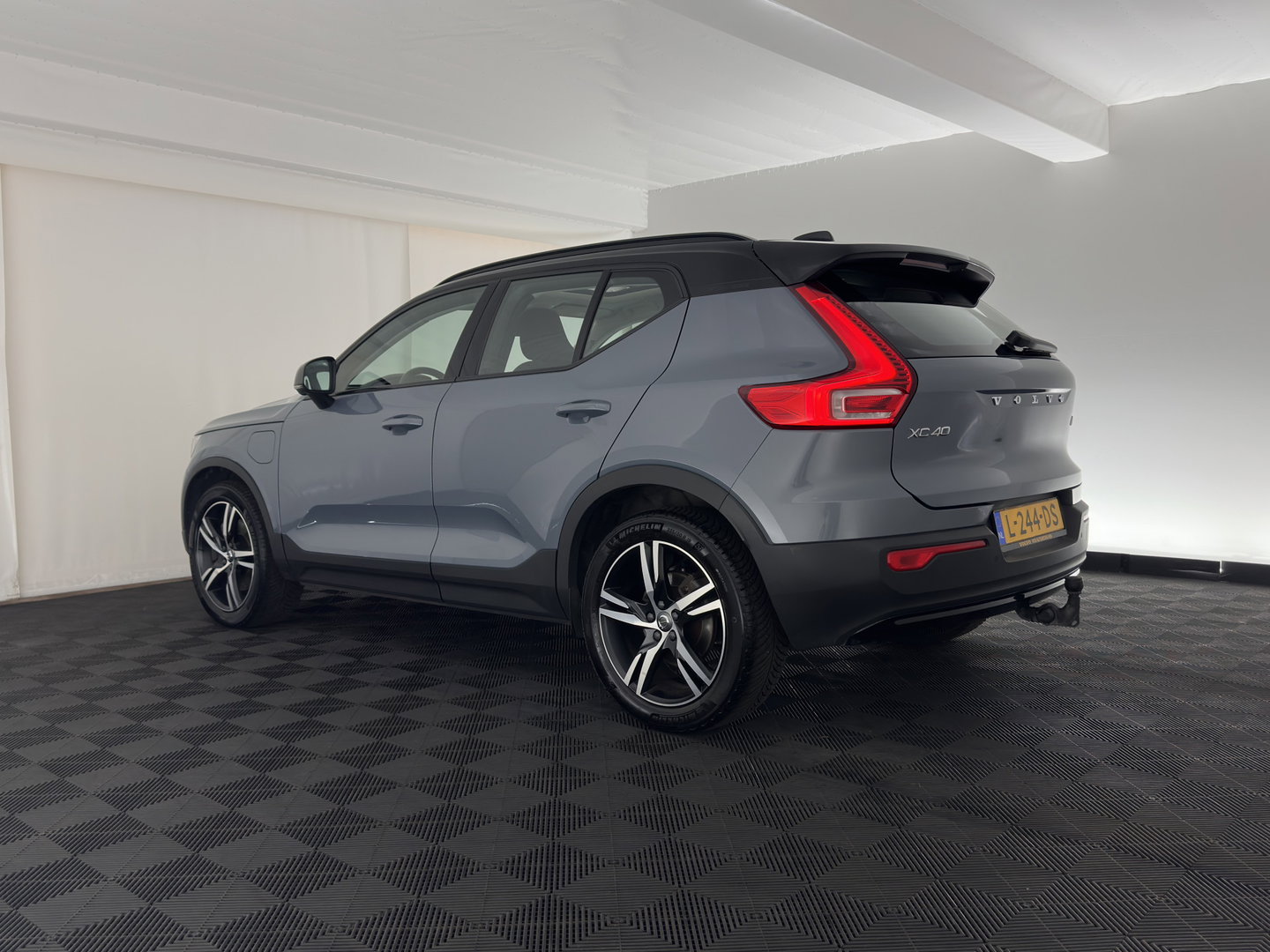 Volvo XC40 1.5 T4 Recharge R-Design Expression (Plug-in) (INCL-BTW)  Aut. *PANO | DIGI-COCKPIT | HARMAN/KARDON | BLINDSPOT | KEYLESS | DAB | SPORTSEATS | FULL-LED | NAVI-FULLMAP | CAMERA | ECC | TOWBAR | 18'' ALU*