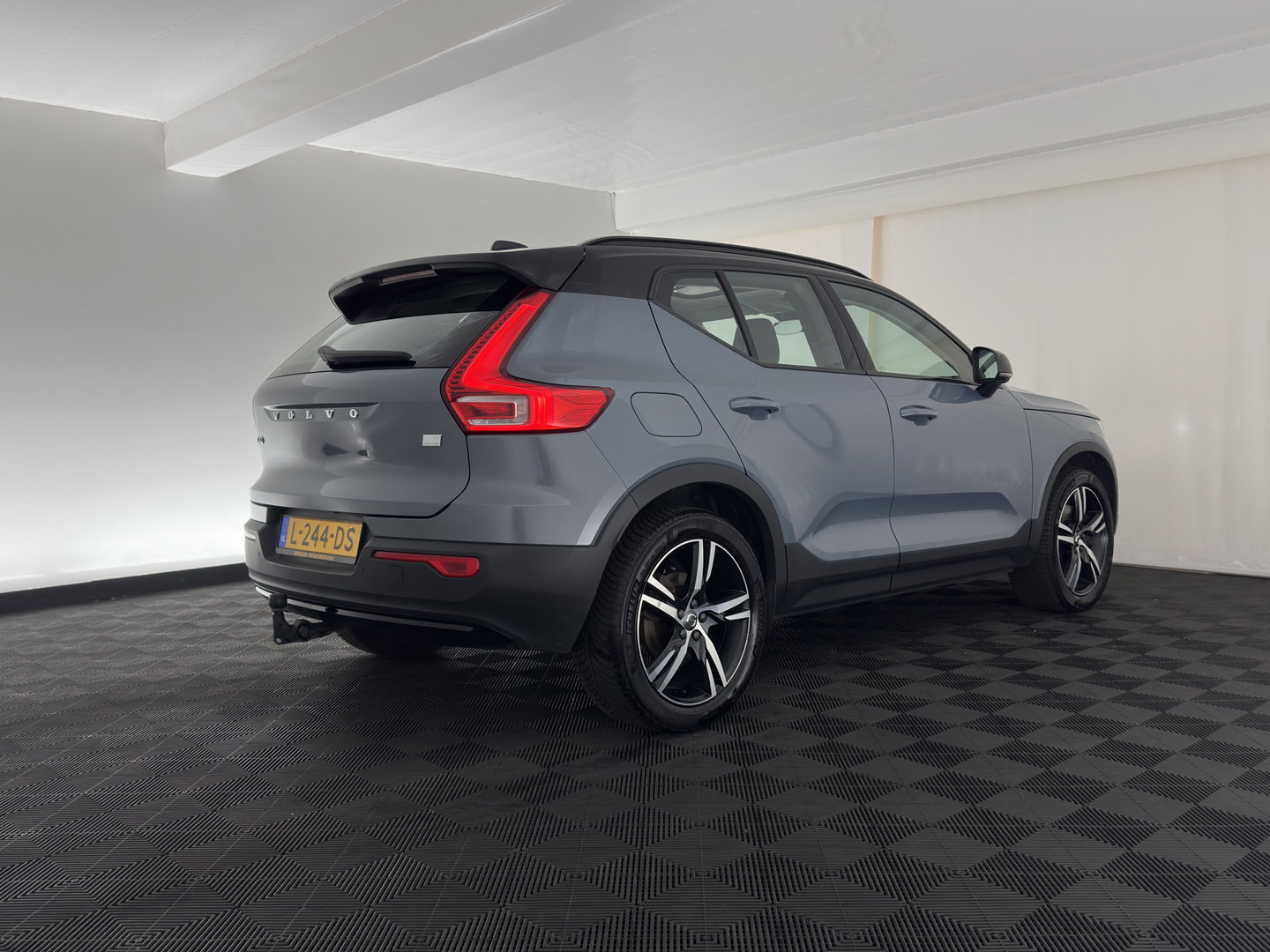 Volvo XC40 1.5 T4 Recharge R-Design Expression (Plug-in) (INCL-BTW)  Aut. *PANO | DIGI-COCKPIT | HARMAN/KARDON | BLINDSPOT | KEYLESS | DAB | SPORTSEATS | FULL-LED | NAVI-FULLMAP | CAMERA | ECC | TOWBAR | 18'' ALU*