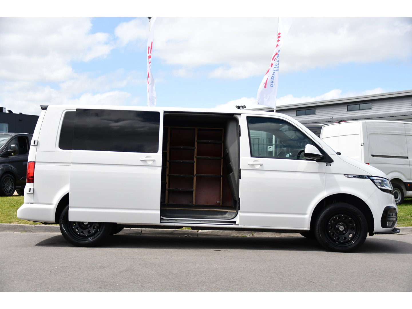 Volkswagen Transporter 2.0 TDI L2H1 28 Bulli Virtual, Camera, Carplay, LED, 150pk, Stoelverwarming, Leder, Automaat, Voorruit verwarming, 2 xStoel, Uniek!
