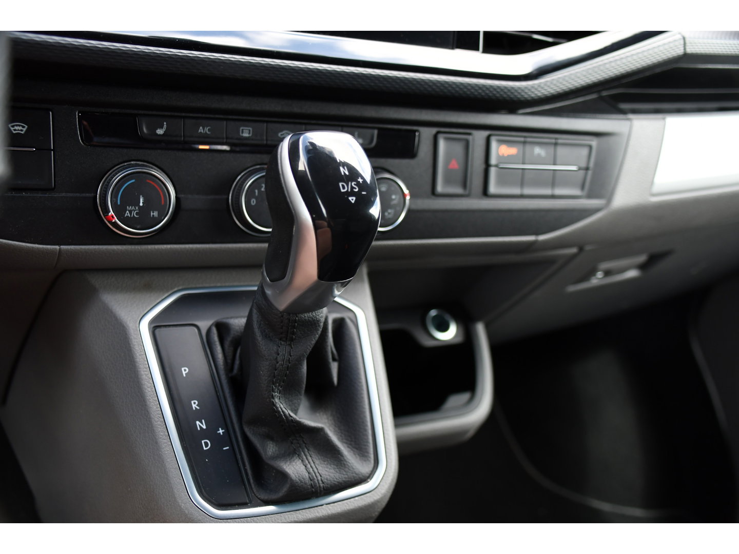 Volkswagen Transporter 2.0 TDI L2H1 28 Bulli Virtual, Camera, Carplay, LED, 150pk, Stoelverwarming, Leder, Automaat, Voorruit verwarming, 2 xStoel, Uniek!