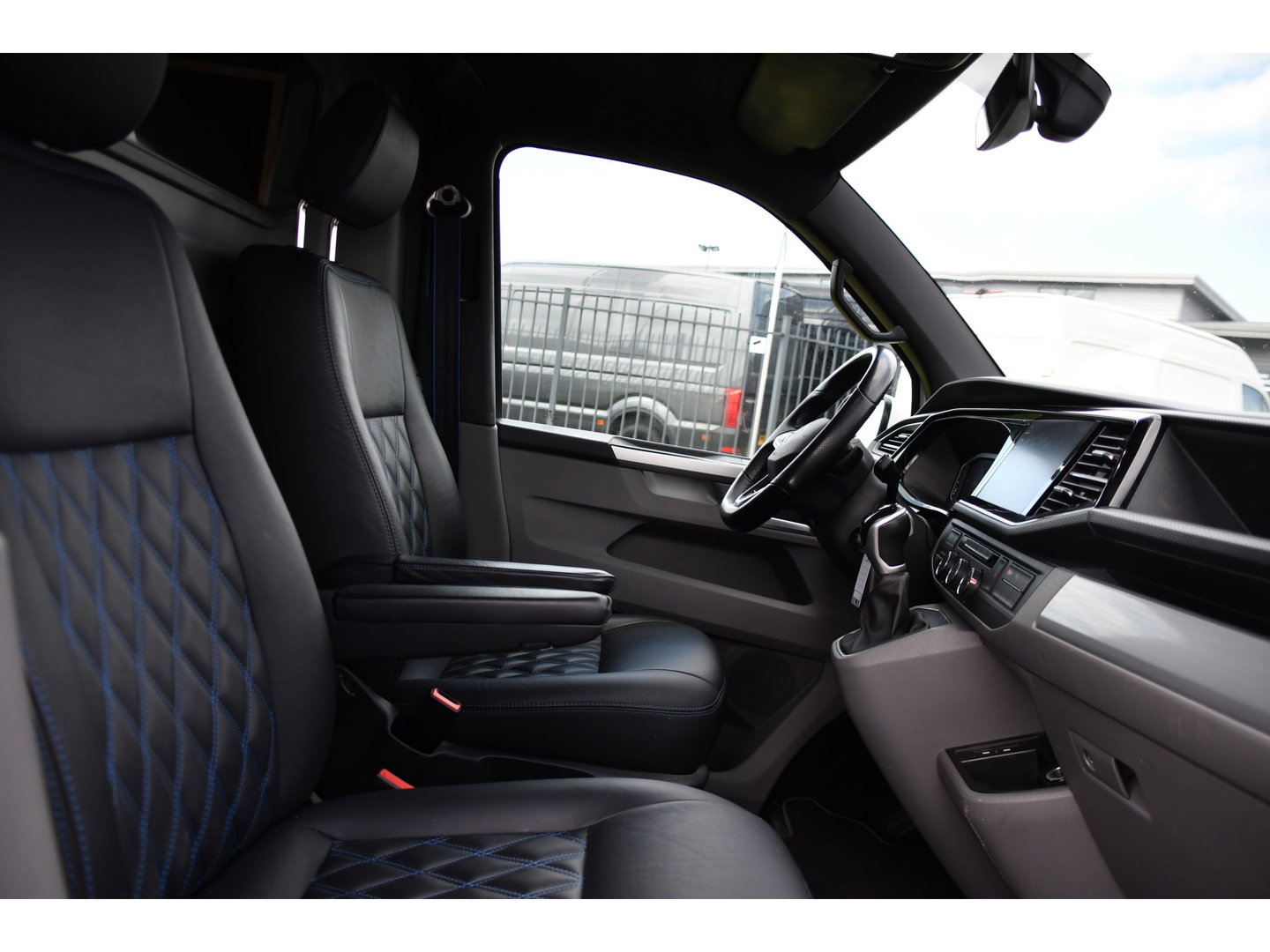 Volkswagen Transporter 2.0 TDI L2H1 28 Bulli Virtual, Camera, Carplay, LED, 150pk, Stoelverwarming, Leder, Automaat, Voorruit verwarming, 2 xStoel, Uniek!