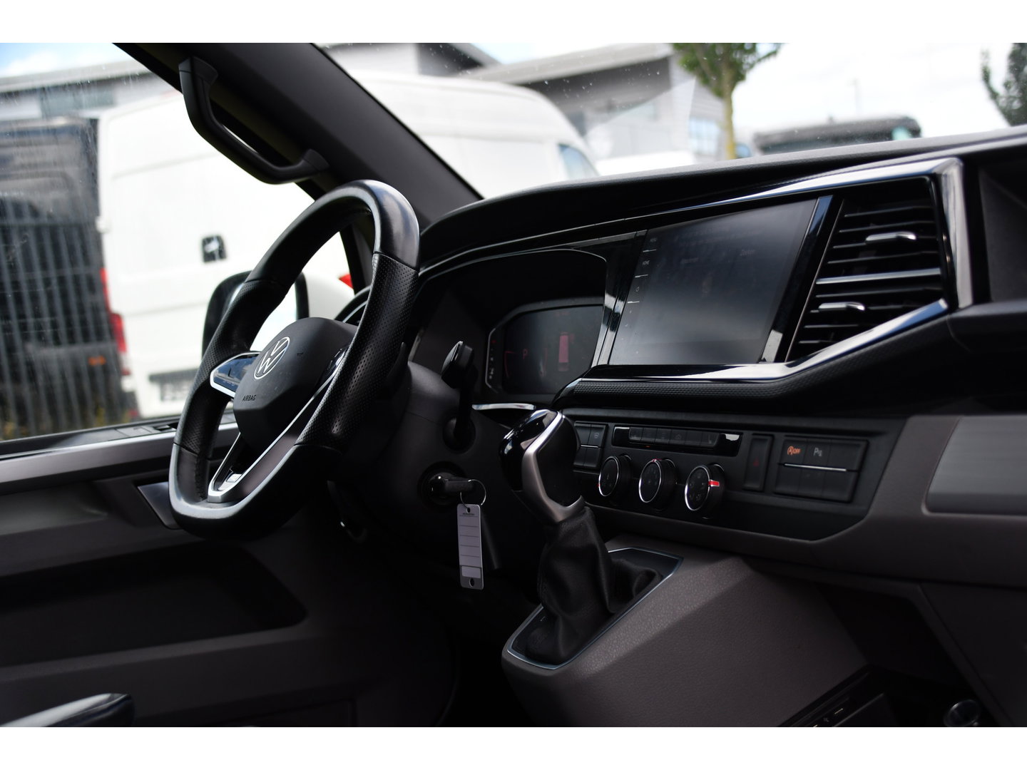 Volkswagen Transporter 2.0 TDI L2H1 28 Bulli Virtual, Camera, Carplay, LED, 150pk, Stoelverwarming, Leder, Automaat, Voorruit verwarming, 2 xStoel, Uniek!